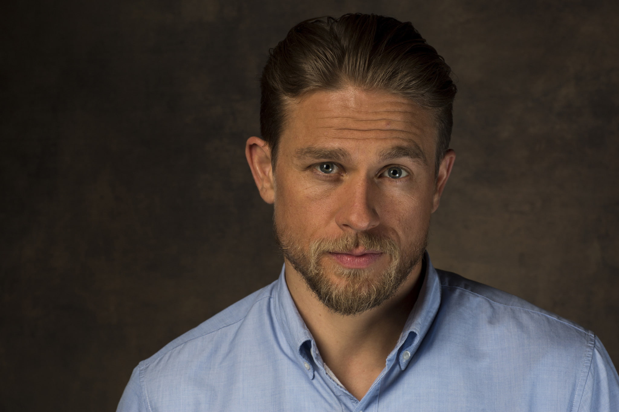 front view, mid adult, s, Charlie Hunnam, men, stubble, confidence, headshot, collared, background, close-up, beard, casual clothing, shirt, gray background, HD Wallpaper