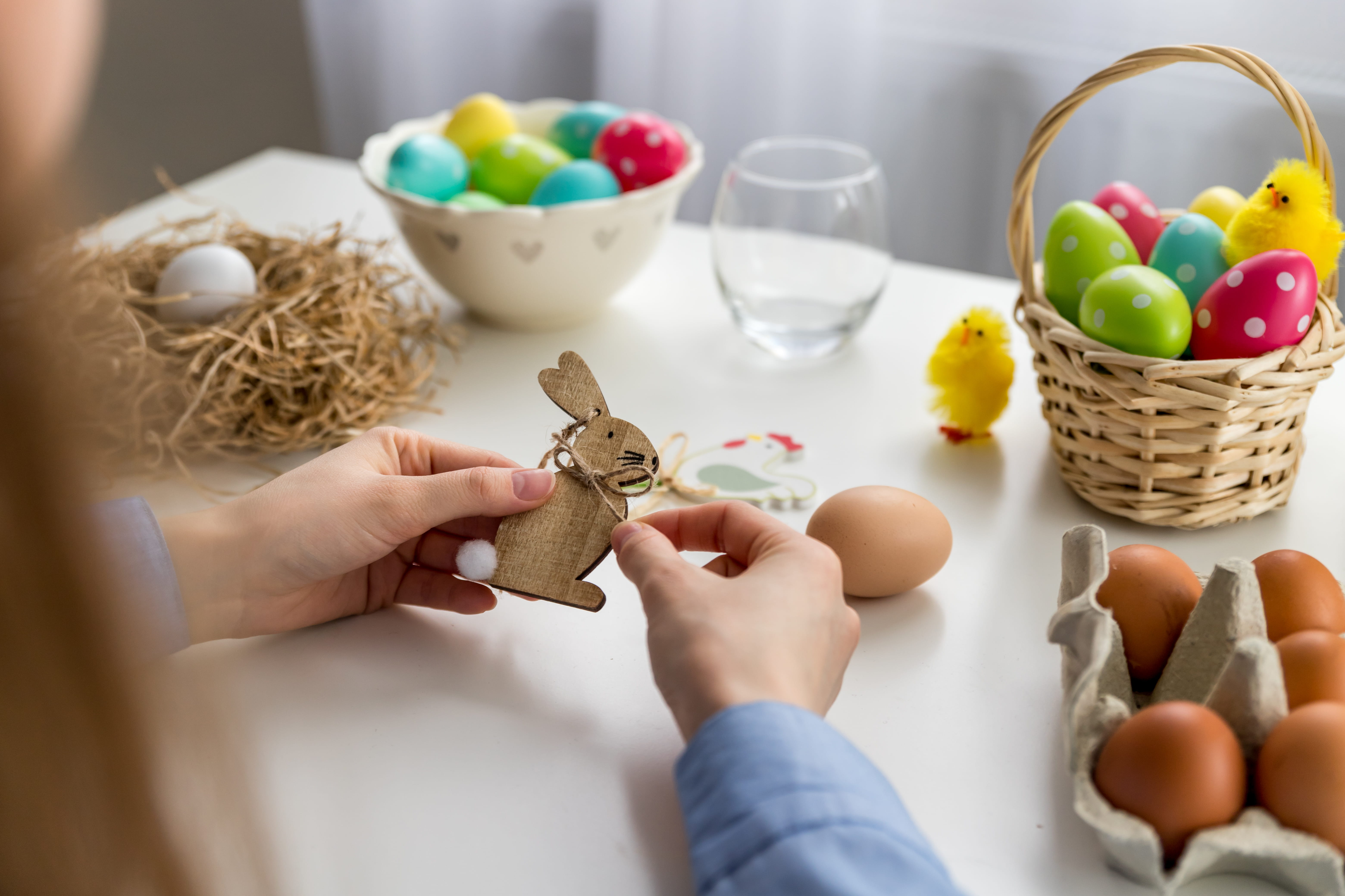females, 5K, childhood, food, selective focus, female, human hand, indoors, egg, made, ornaments, innocence, lifestyles, food and drink, child, celebration, HD Wallpaper