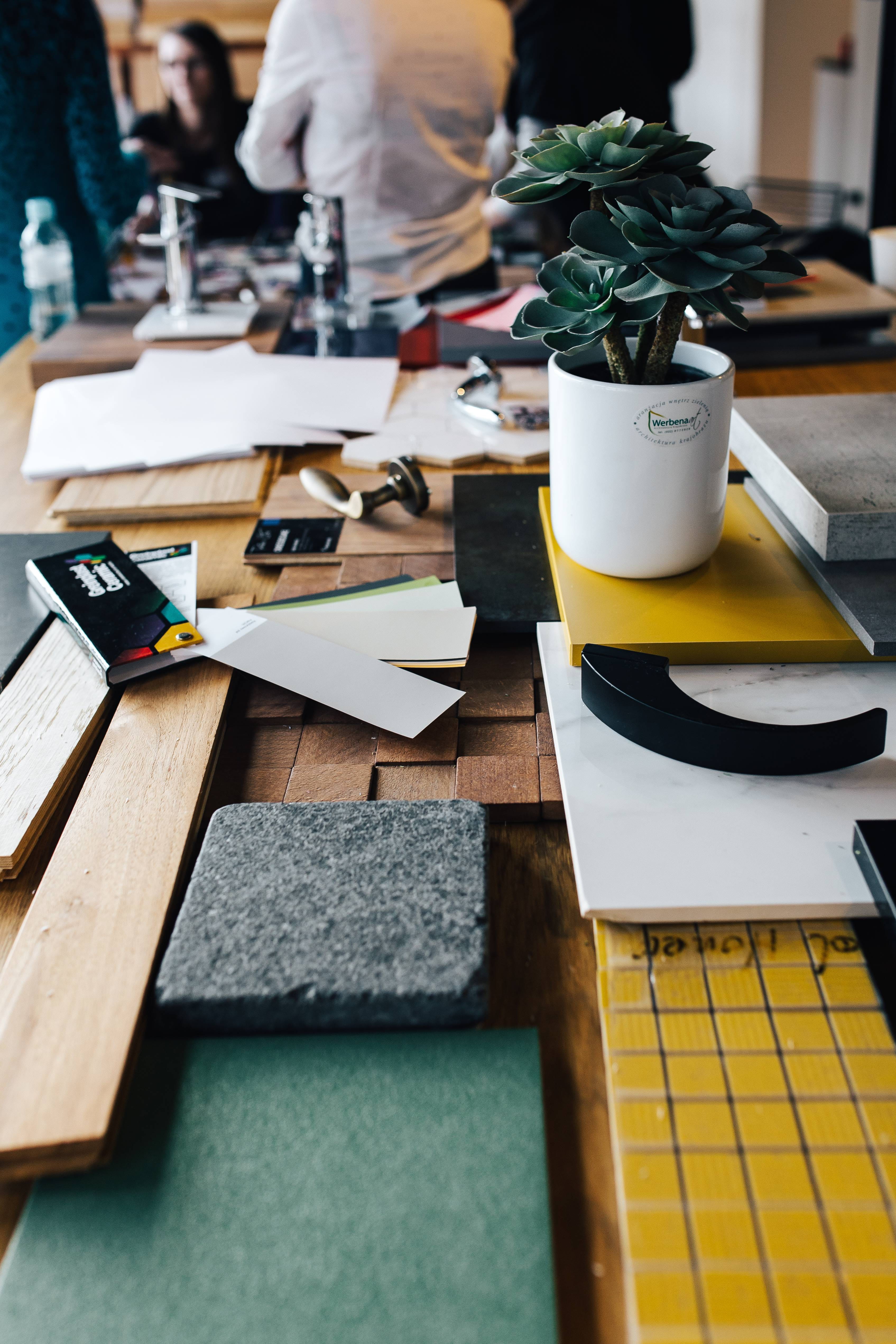 desk, incidental people, design, plant, occupation, arrangement, table, composition, businessman, teamwork, wood - material, material, technology, people, Phone HD Wallpaper