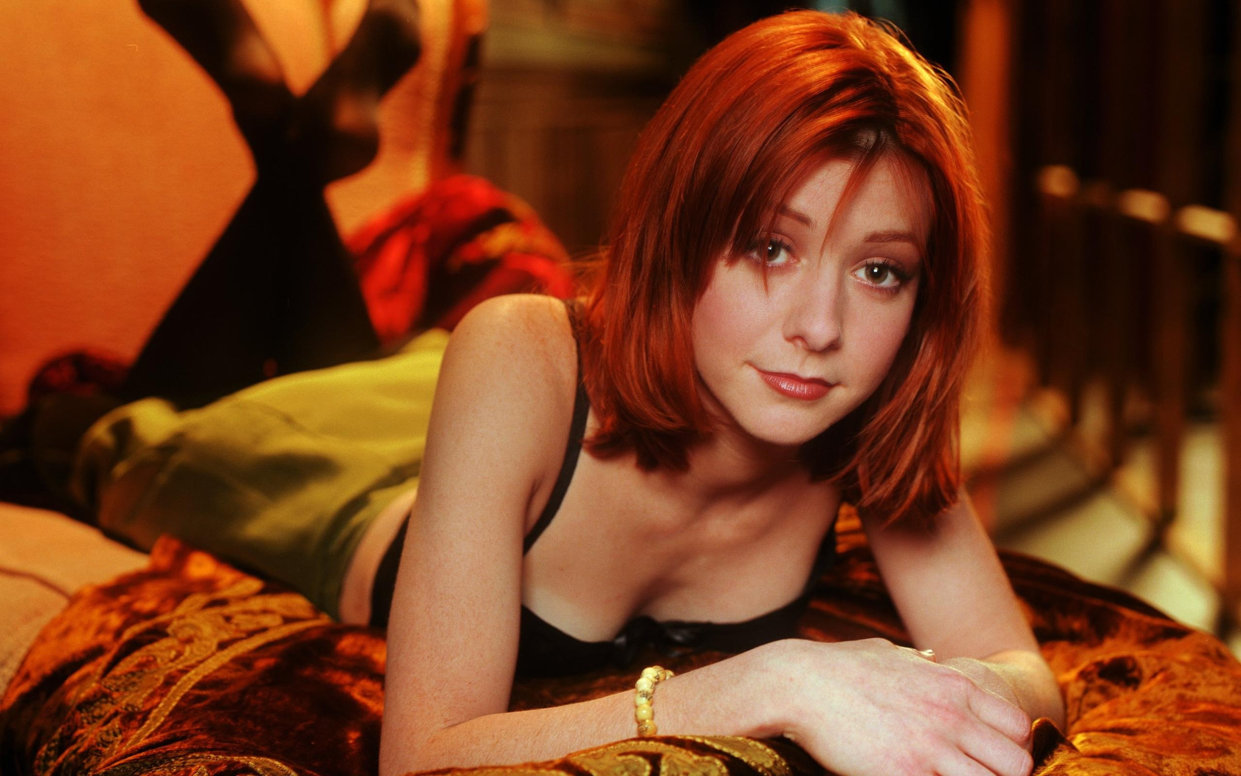 young women, hannigan, dyed red hair, black, cami, contemplation, beautiful woman, redhead, s, lifestyles, front view, celebrities, women, lying down, hairstyle, HD Wallpaper