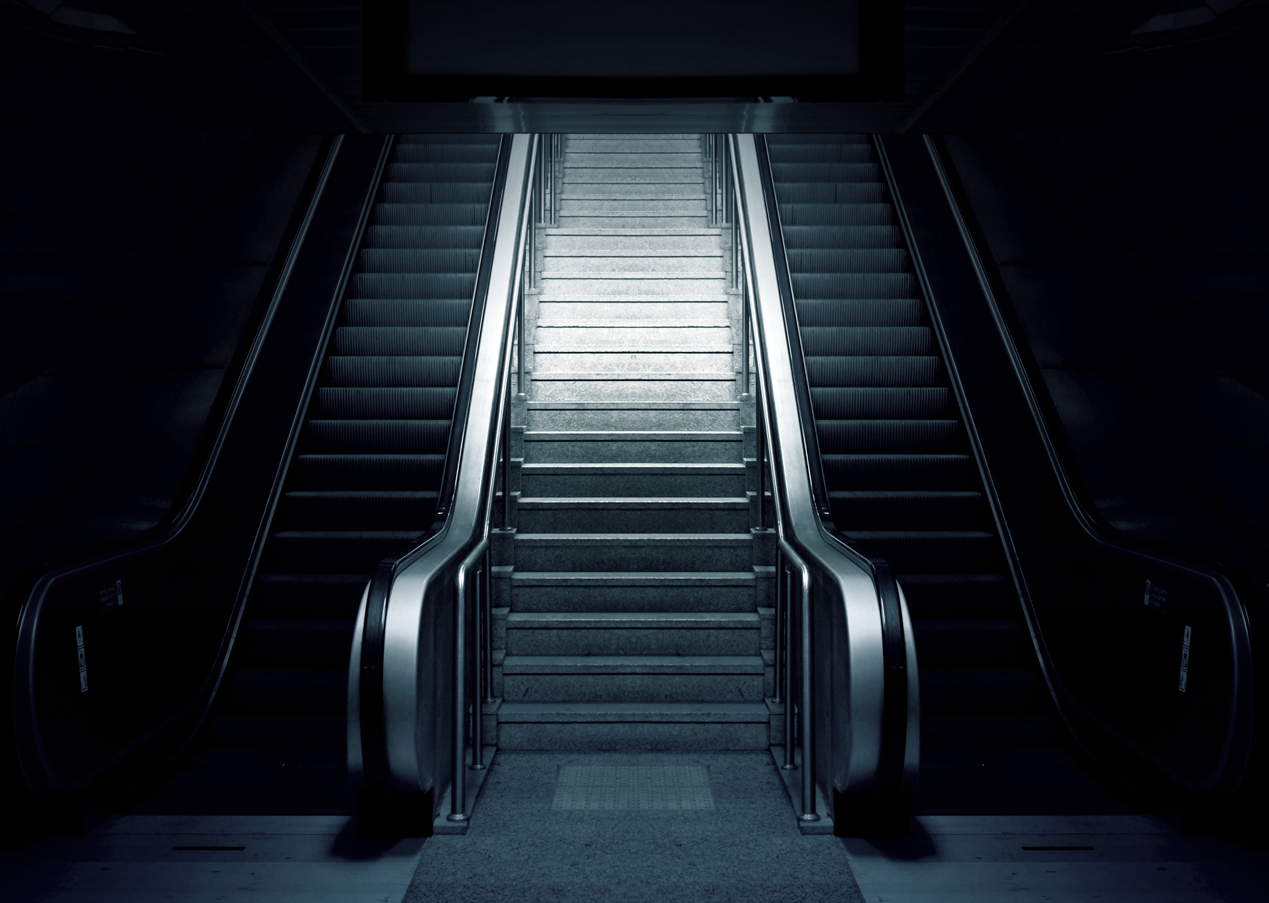 4K, day, dark, pattern, subway, urban, travel, the way forward, modern, convenience, business, no people, basement, railing, low angle view, absence, metro, HD Wallpaper