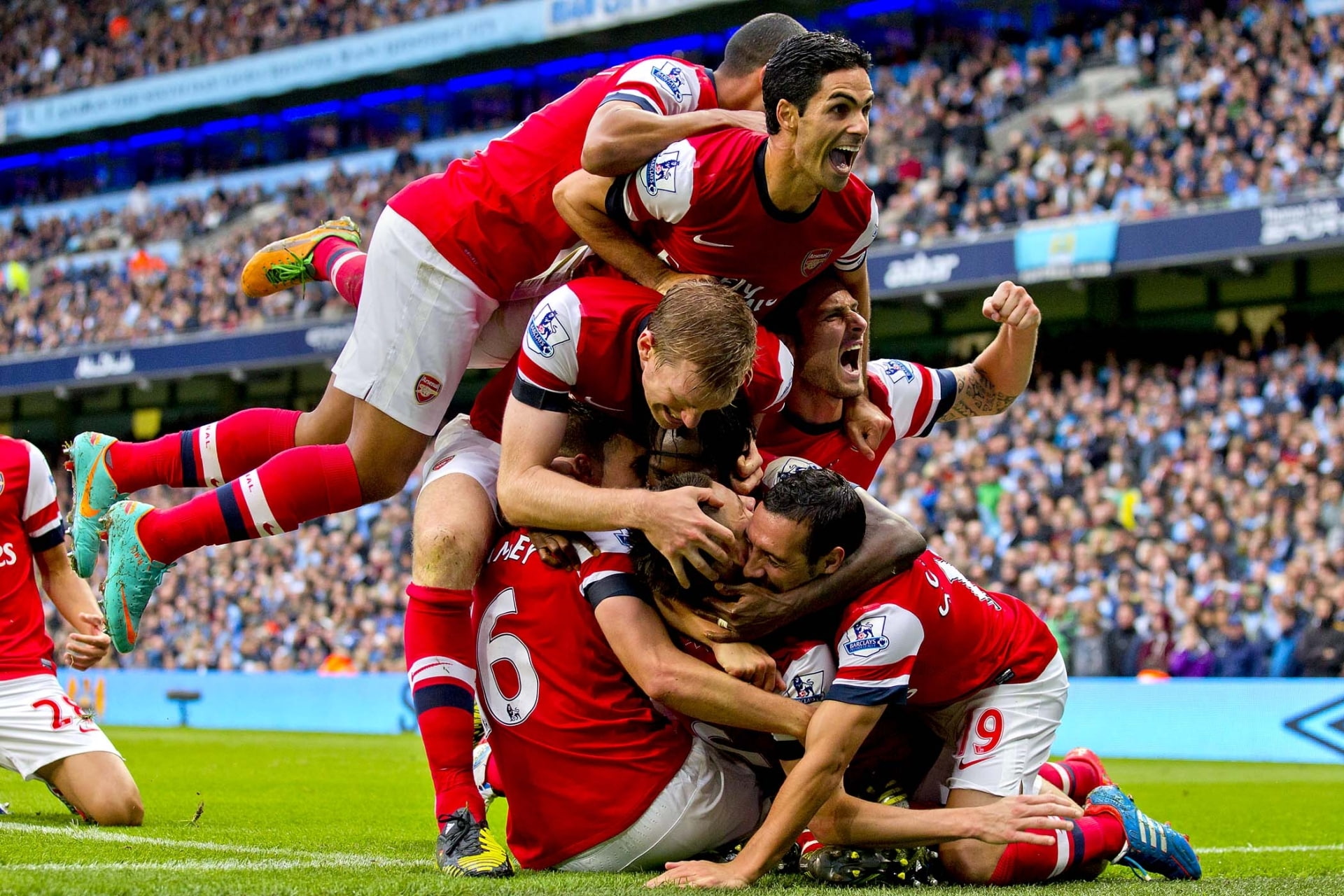 white, positive emotion, sport, shirt, spectator, adult, crowd, sportsman, Arsenal, excitement, players, people, jersey, young men, males, stadium, celebrate, HD Wallpaper