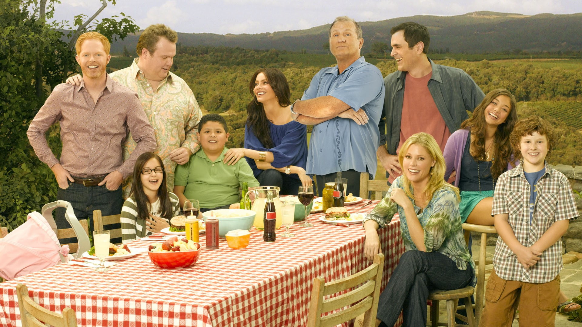 family, TV, women, mature men, smiling, mature adult, females, group, 1080P, Modern Family, medium group of people, happiness, assorted, grandchild, group of people, HD Wallpaper