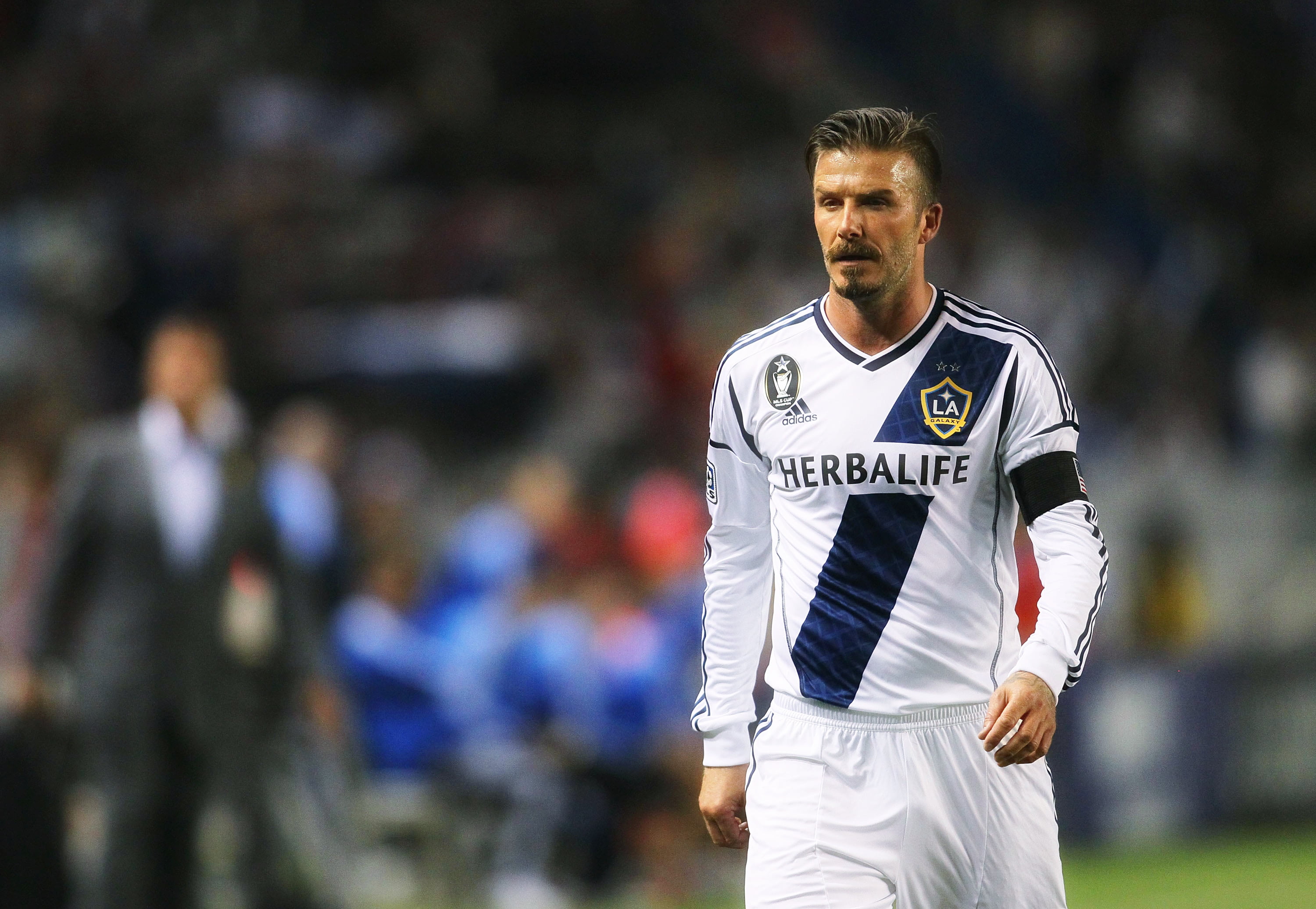 focus on foreground, uniform, clothing, running, midfielder, david beckham, professional Sport, sports Uniform, athlete, beckham, 2K, sportsman, sport, HD Wallpaper