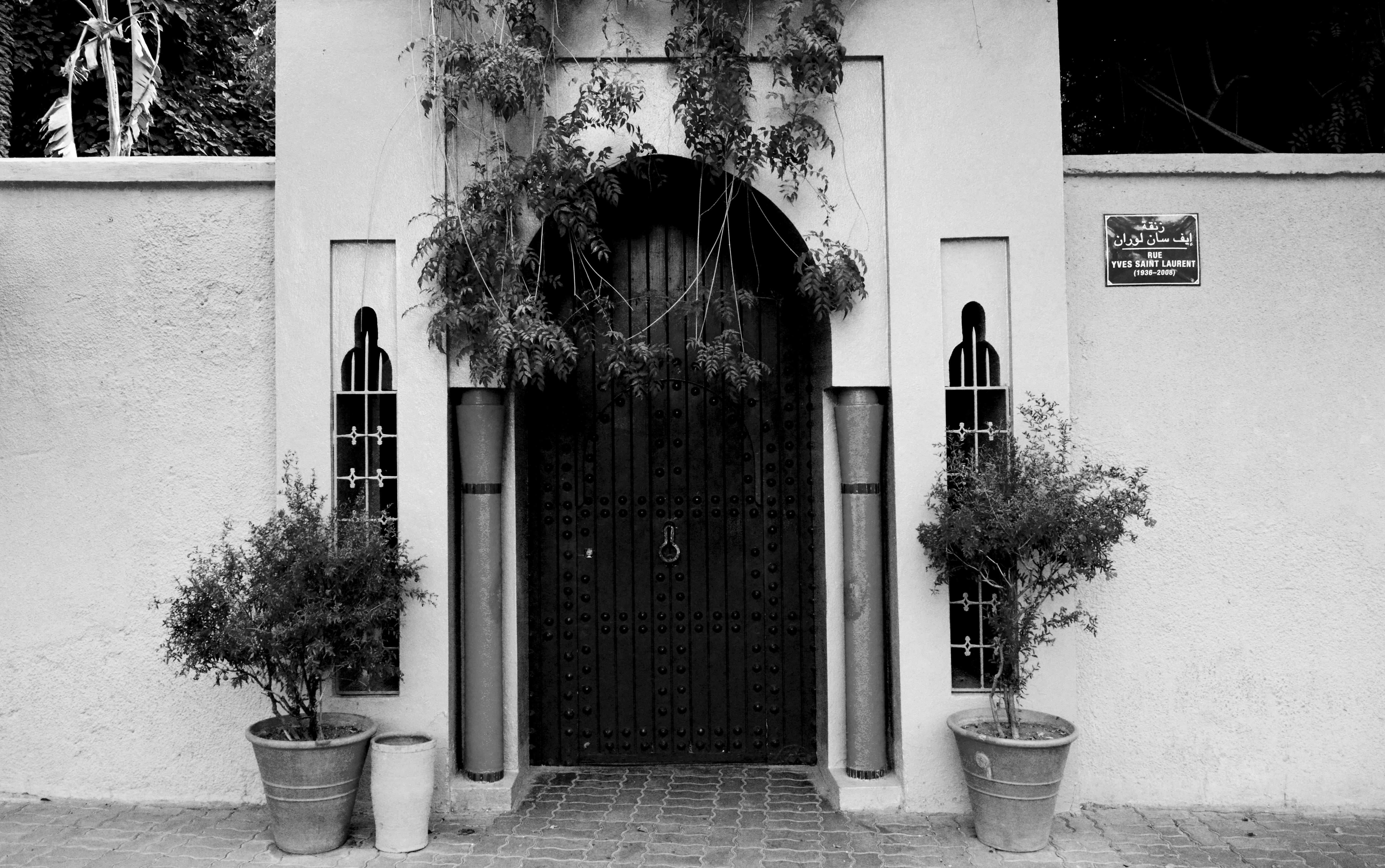 building Exterior, islamic, day, growth, window, potted plant, marrakesh, 5K, oriental, plant, closed, travel, black And White, street, Africa, city, arab, HD Wallpaper