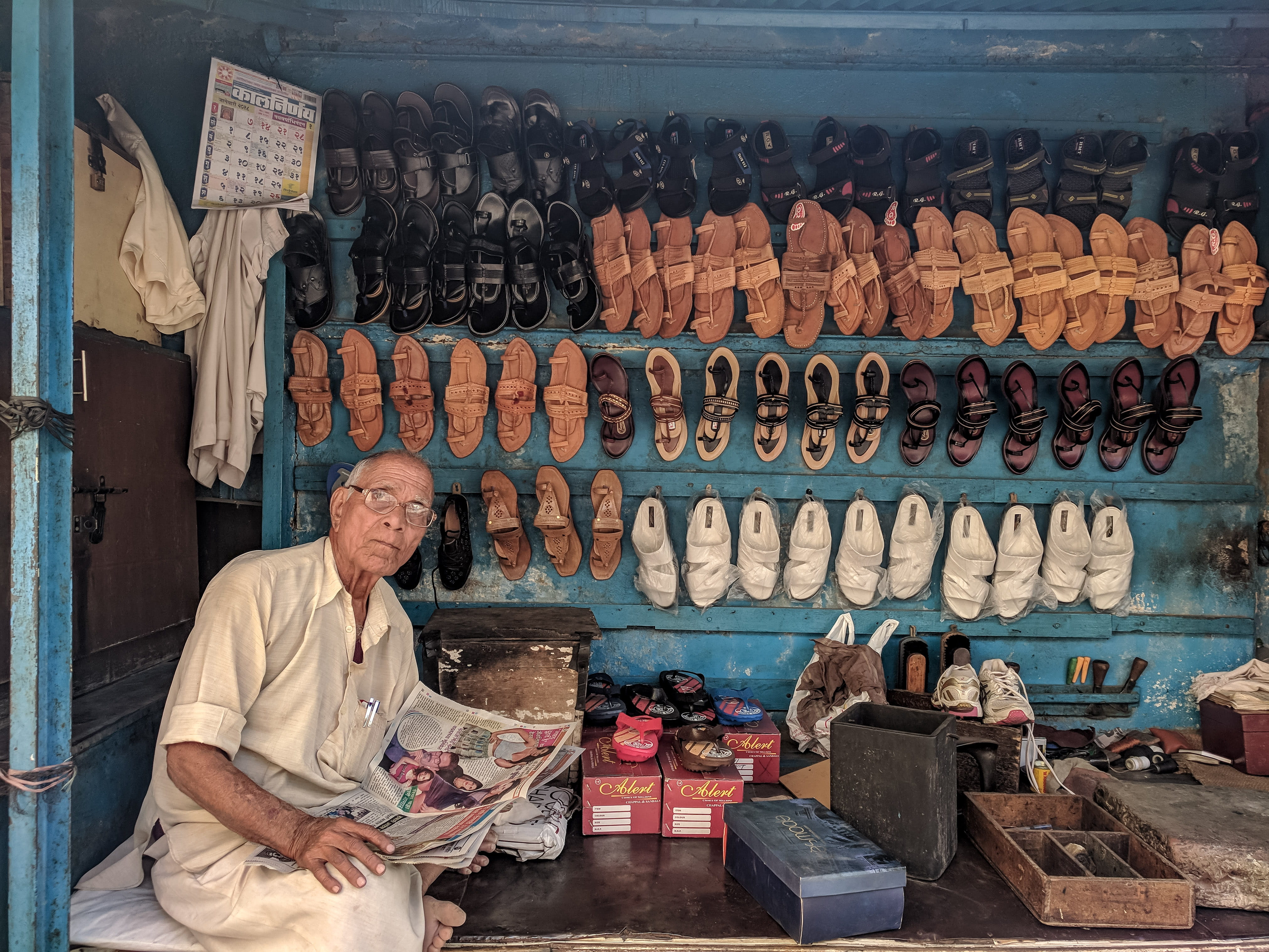 sell, art, craft, art and craft, container, senior men, retail, working, stock, stall, adult, market, newspaper, portrait, culture, merchant, 4K, mature men, HD Wallpaper