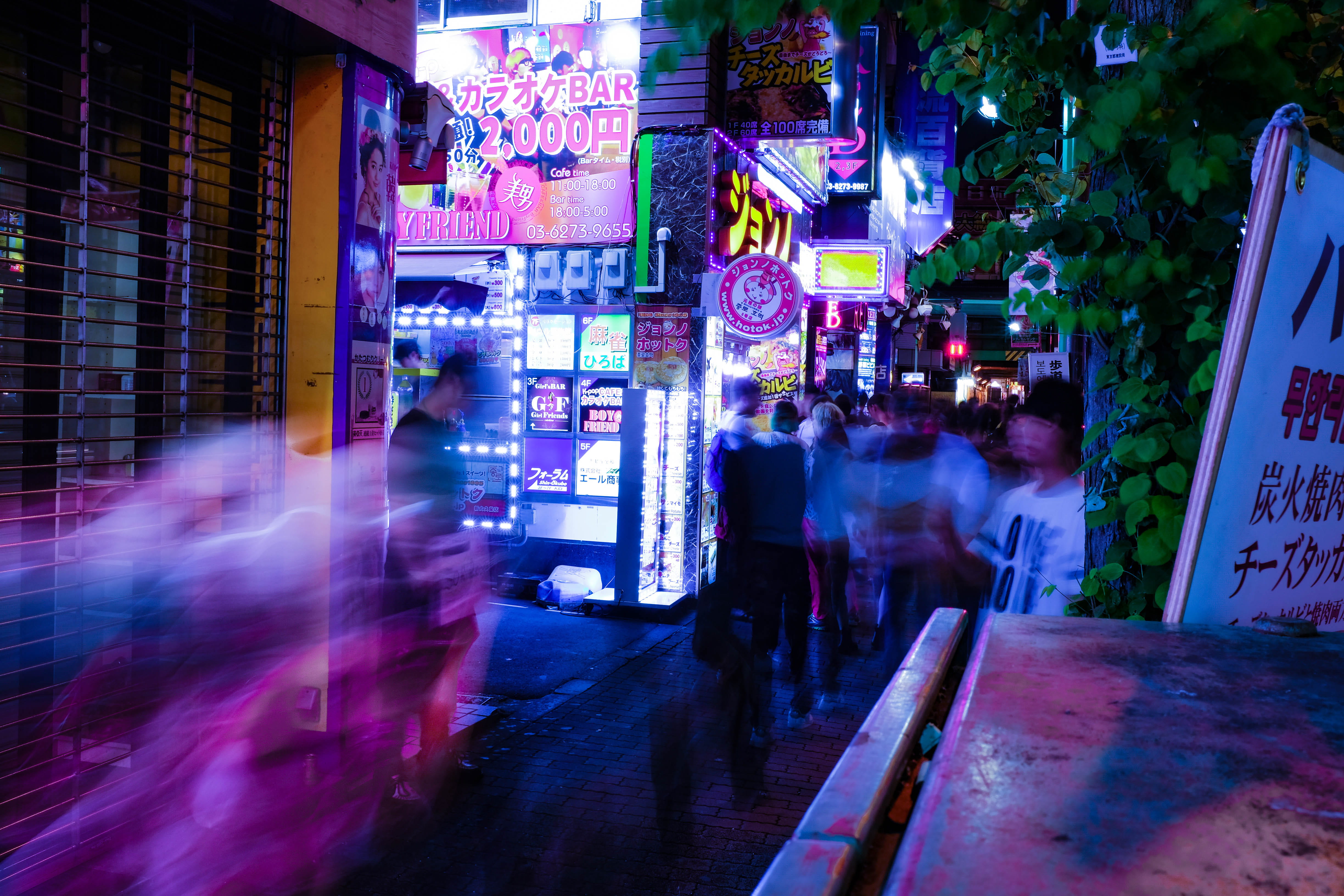 city, outdoors, clothing, men, taken, lapse, urban Scene, neon Light, large group of people, buildings, lifestyles, illuminated, communication, nighttime, HD Wallpaper