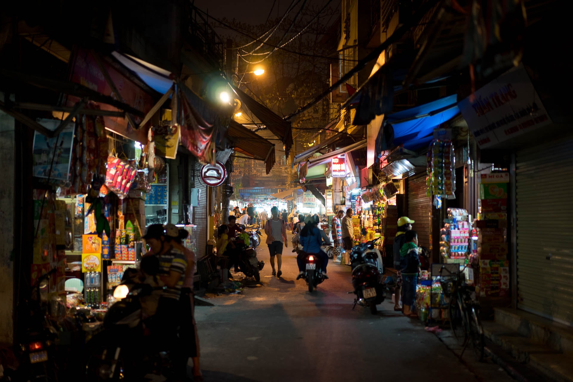 women, travel, night, nightlife, exotic, local, group of people, beside, architecture, retail display, vietnam, business, store, life, road, urban Scene, HD Wallpaper