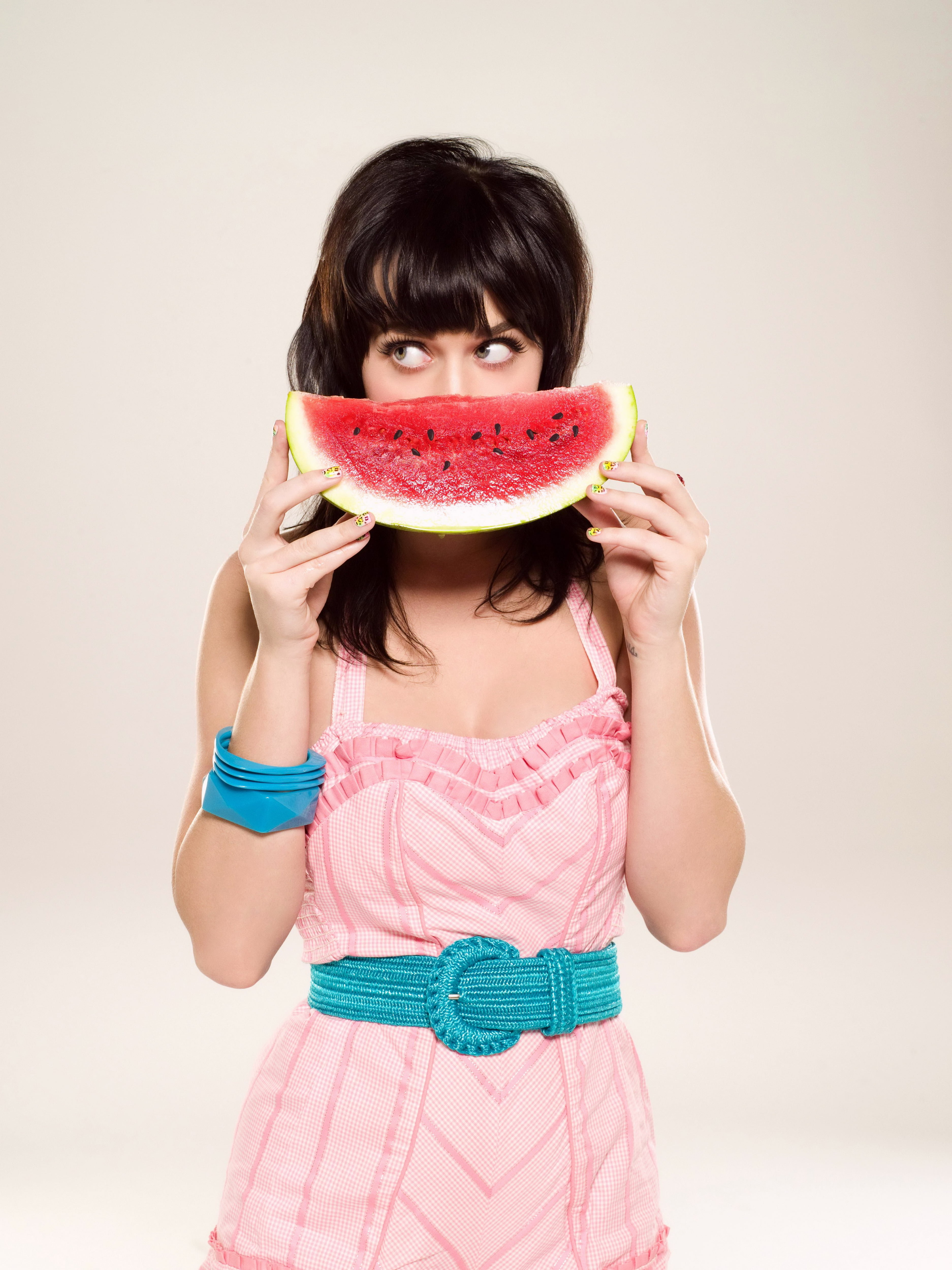 women, front view, looking at camera, healthy lifestyle, fashion, fruit, watermelon, singer, healthy eating, food, melon, wellbeing, food and drink, hair, Phone HD Wallpaper