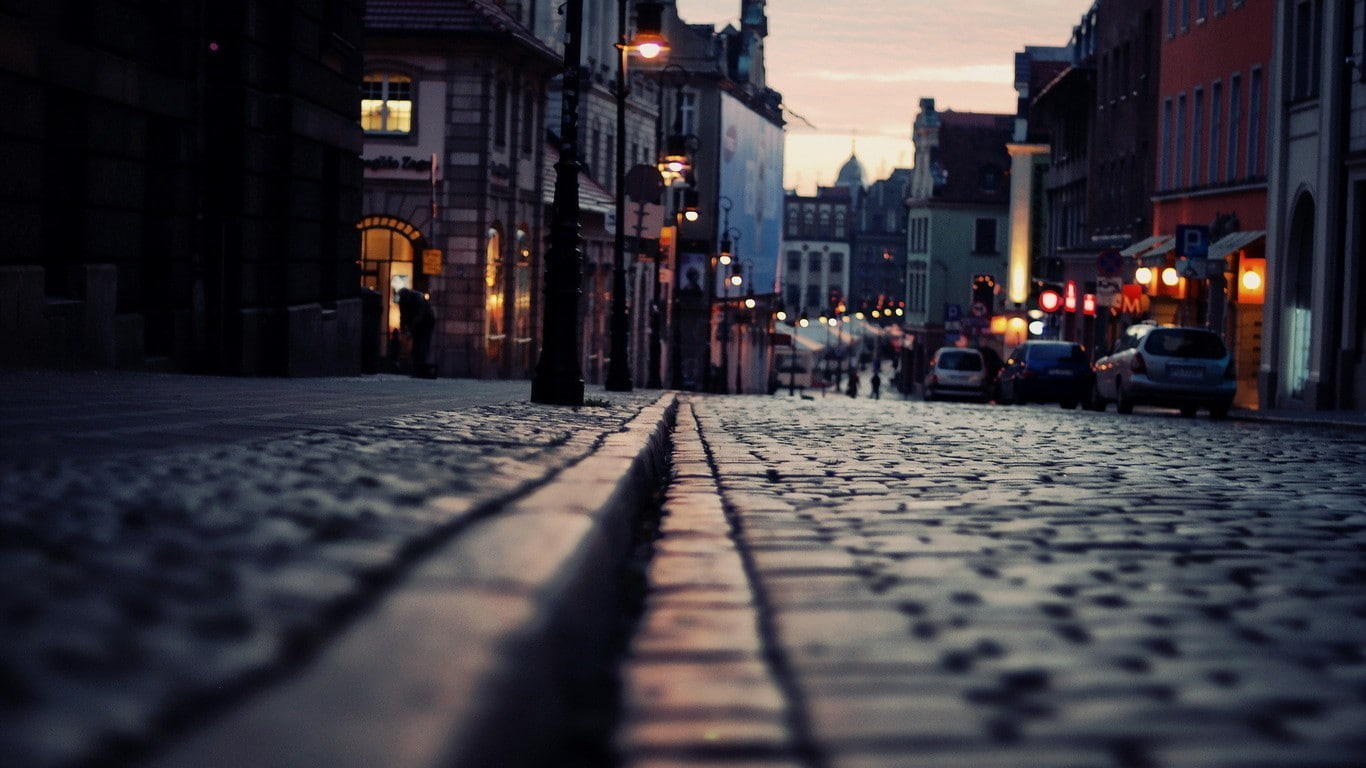 Depth Of Field, 720P, Worms Eye View, road, car, street, Old Market, Poznan, Cobblestone, Poland, Street Light, bokeh, city, architecture, HD Wallpaper