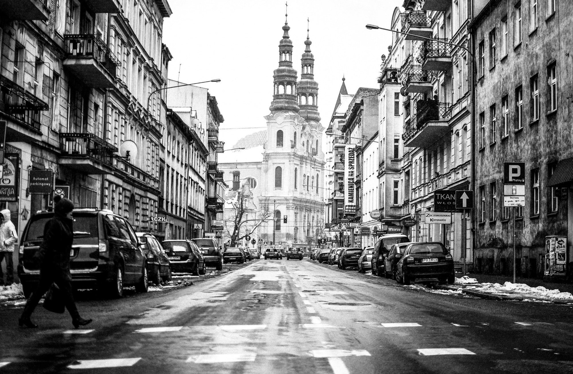  hd, incidental people, real people, building, grayscale, building exterior, city life, Black and White, car, direction, outdoors, road, nature, HD Wallpaper