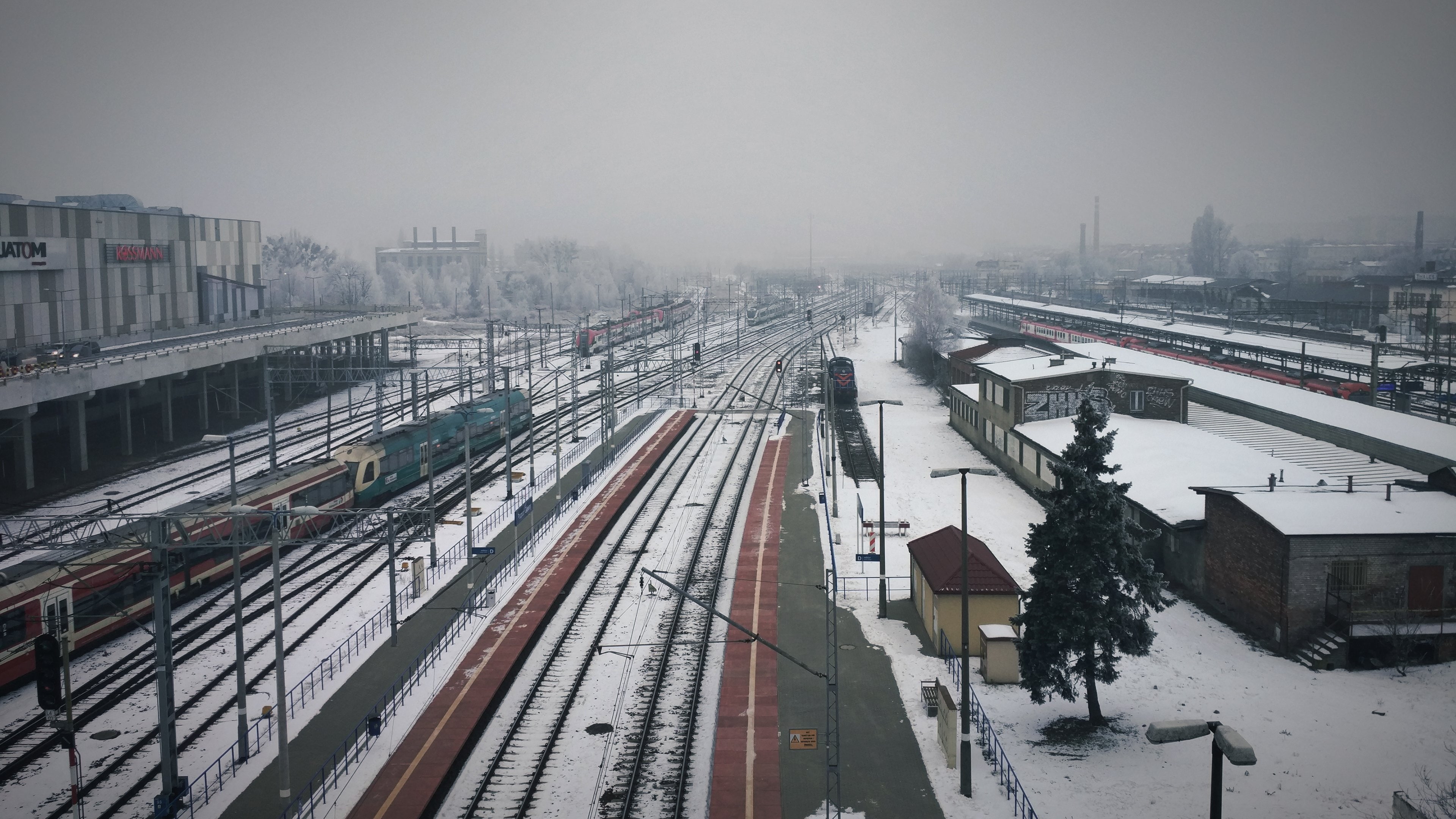 Train Station, 4K, station, 3840x2160 px, x, hd, art, Winter, train, Poland, poznan, px, snow, glasses, MIST, people, railway, HD Wallpaper