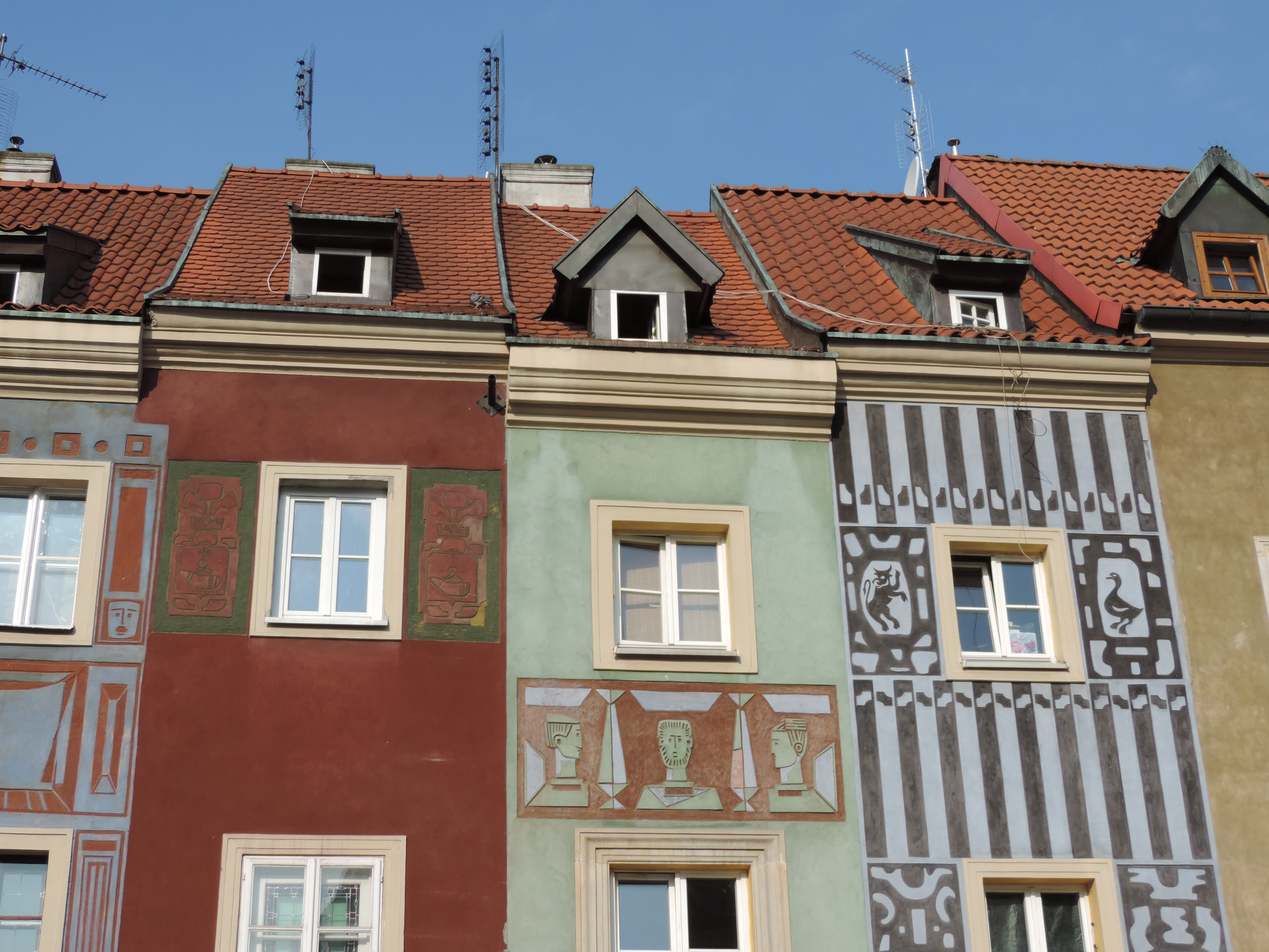 historic, Poznan, old, roof, pattern, apartment, sky, outdoors, Facade, city, street, sunlight, houses, Architecture, building exterior, reflection, low angle view, HD Wallpaper