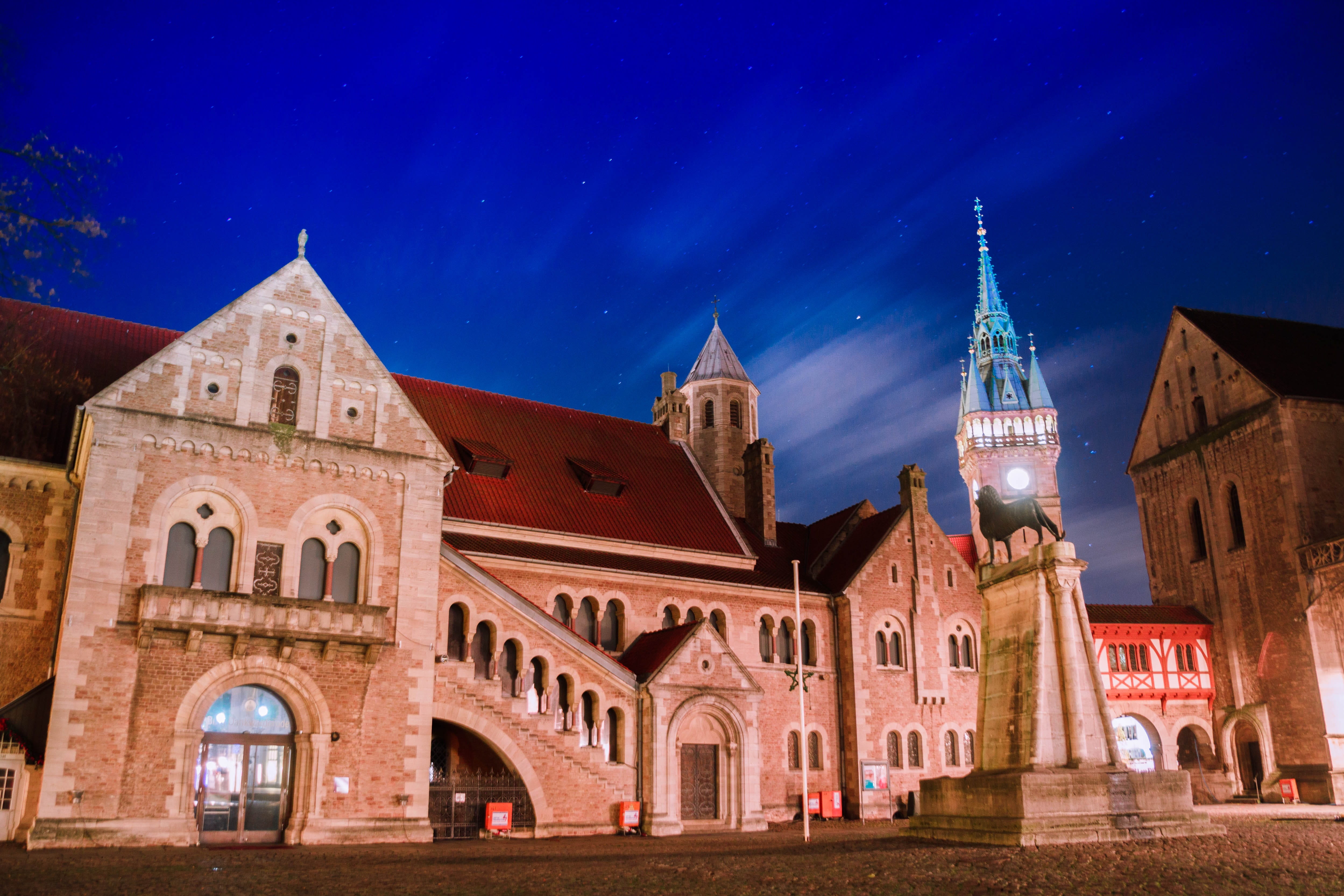 astronomy, place of worship, spirituality, blue, 4K, Braunschweig, Old Town, Sky, built structure, building exterior, religion, building, night, outdoors, HD Wallpaper