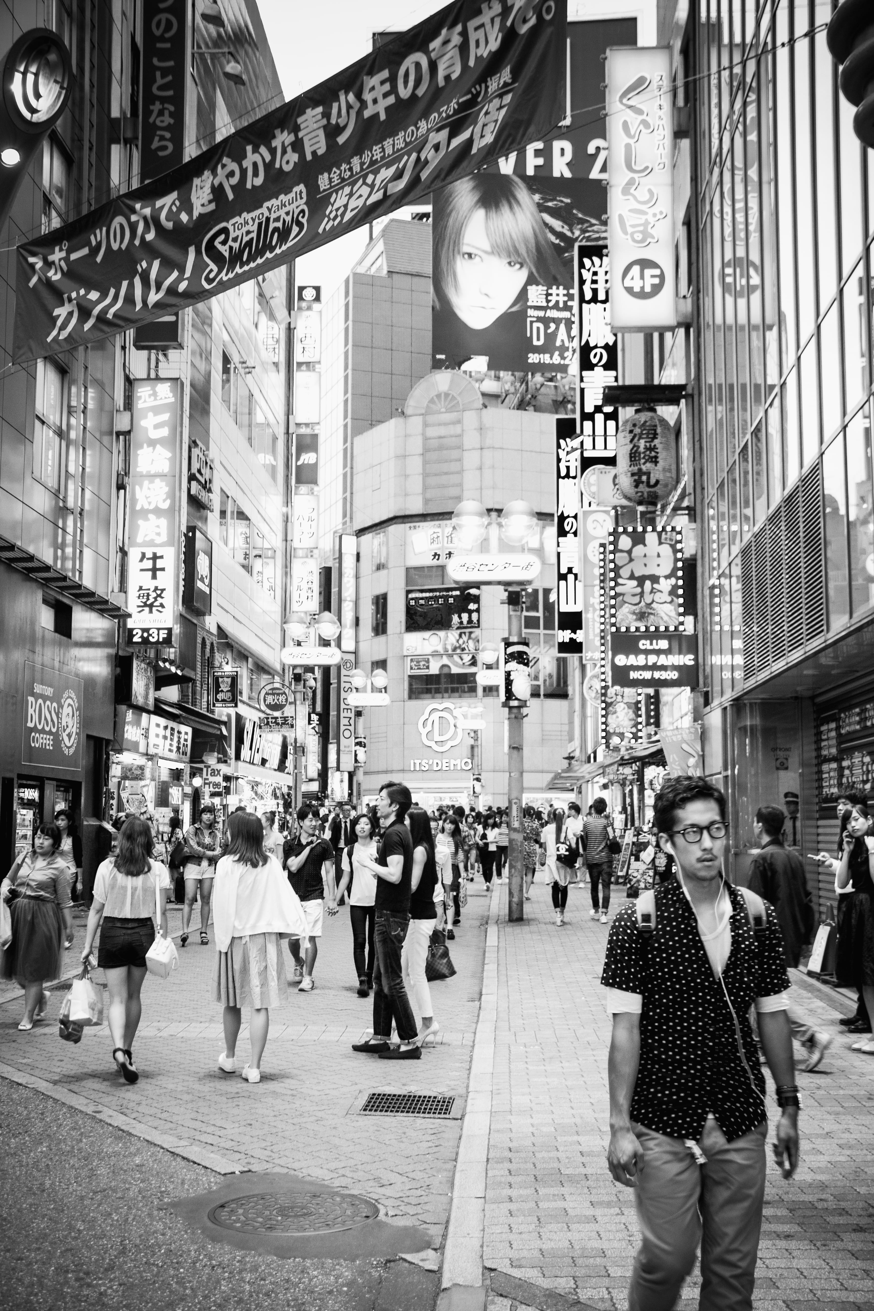 script, walking, women, non-western script, taito, group of people, people, adult, bandw, city life, real people, built structure, akihabara, architecture, Phone HD Wallpaper