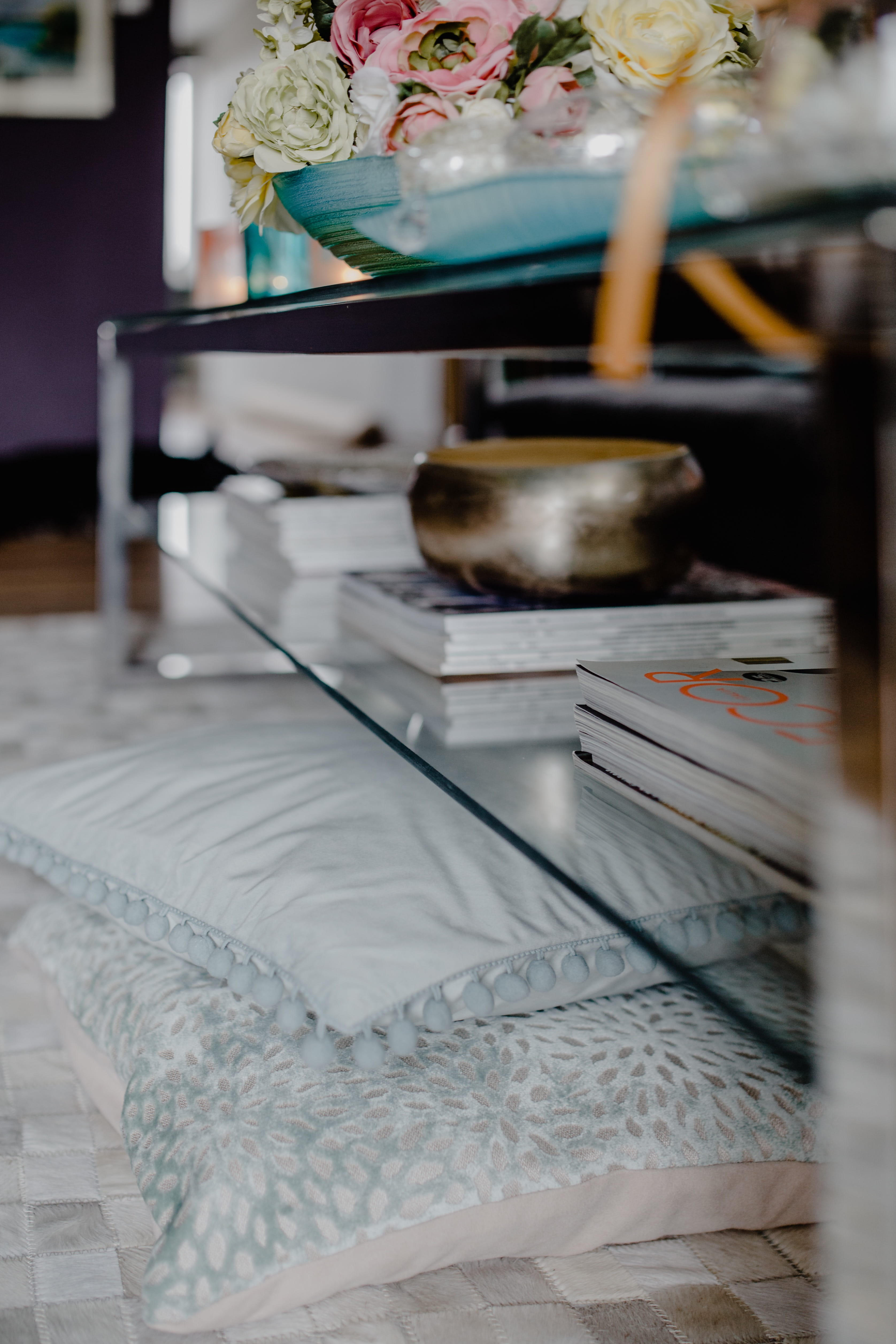 decorations, interior, home, table, household equipment, sofa, metal, decor, business, room, preparing food, kitchen utensil, living, cozy, comfy, selective focus, Phone HD Wallpaper