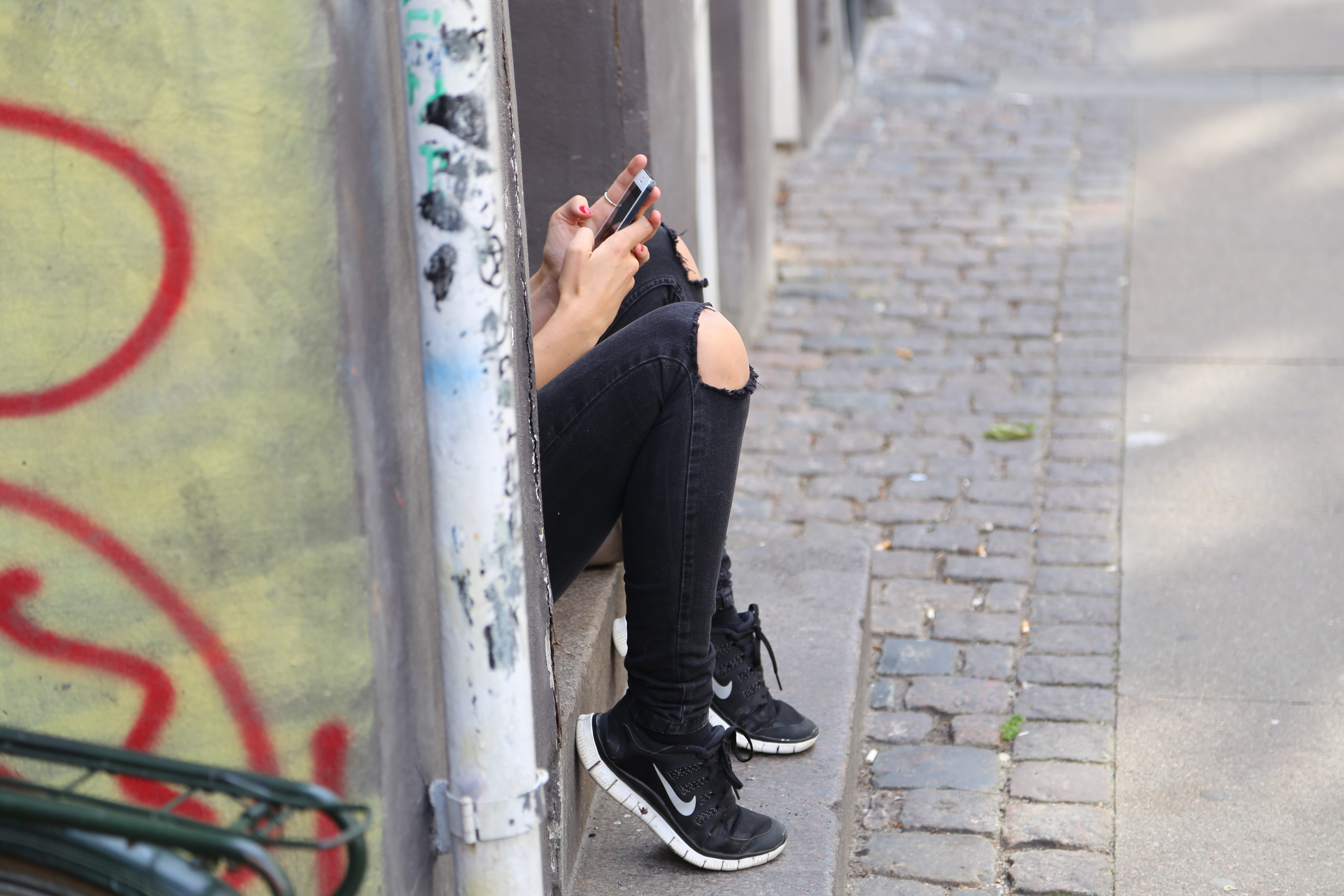 full length, street, men, mobile phone, human arm, information, whatsapp, teen, black, wall - building feature, lifestyles, shallow, networking, real people, HD Wallpaper