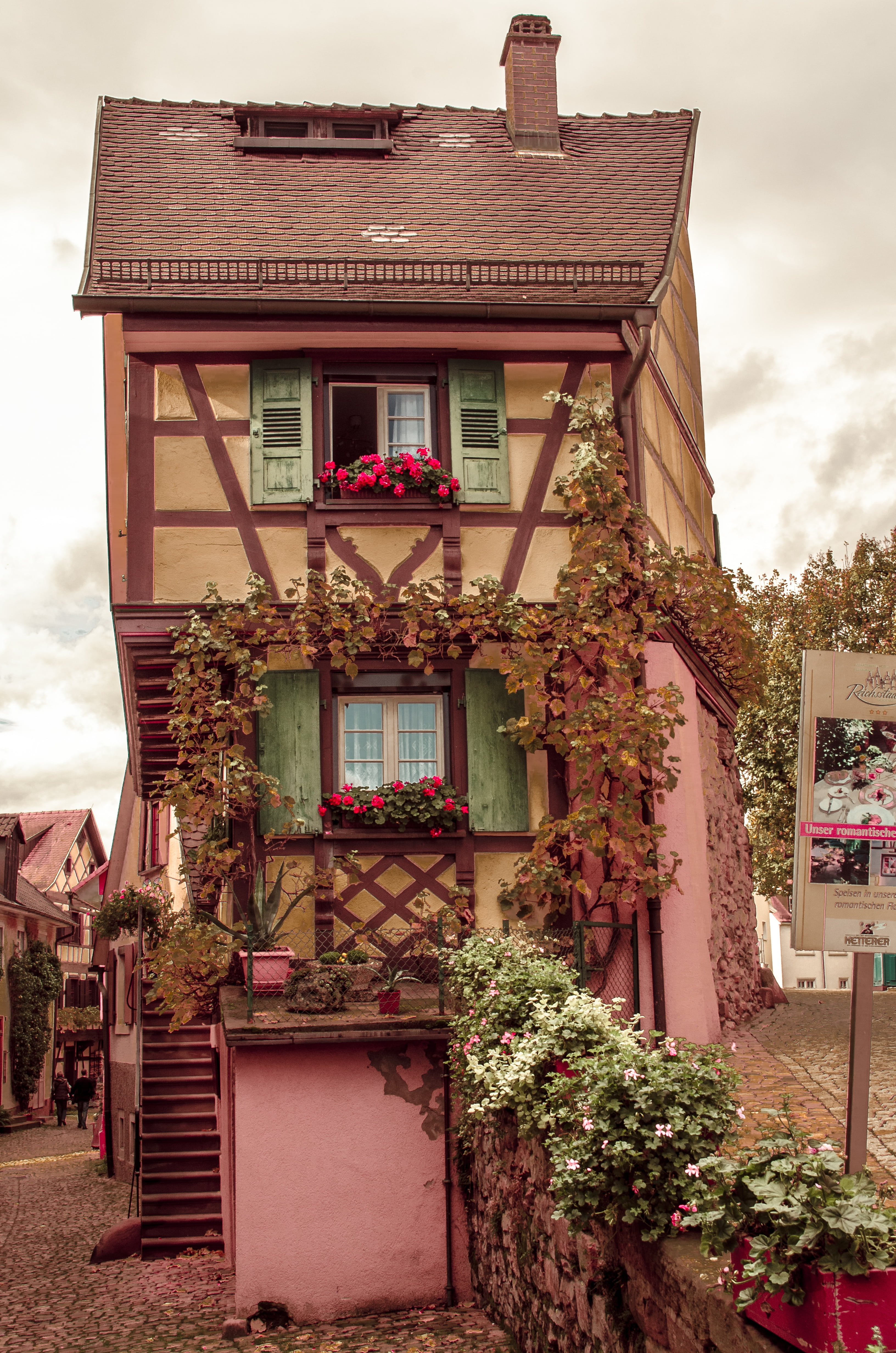 flower, outdoors, fachwerkhaus, old, architecture, building exterior, cloud - sky, plant, building, no people, house, residential district, city, tree, Phone HD Wallpaper