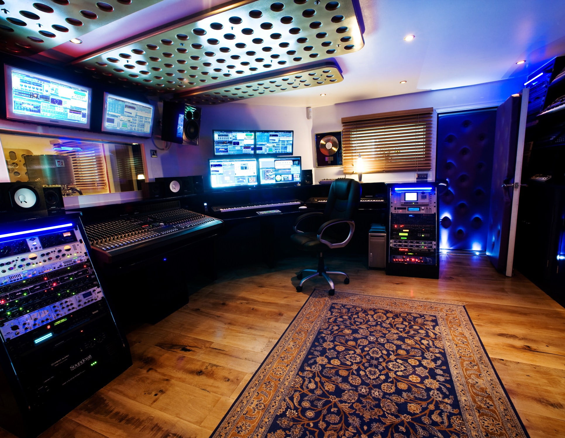 lighting equipment, no people, leather, illuminated, indoors, arts culture and entertainment, hardwood floor, computer Monitor, absence, lifestyles, home interior, HD Wallpaper