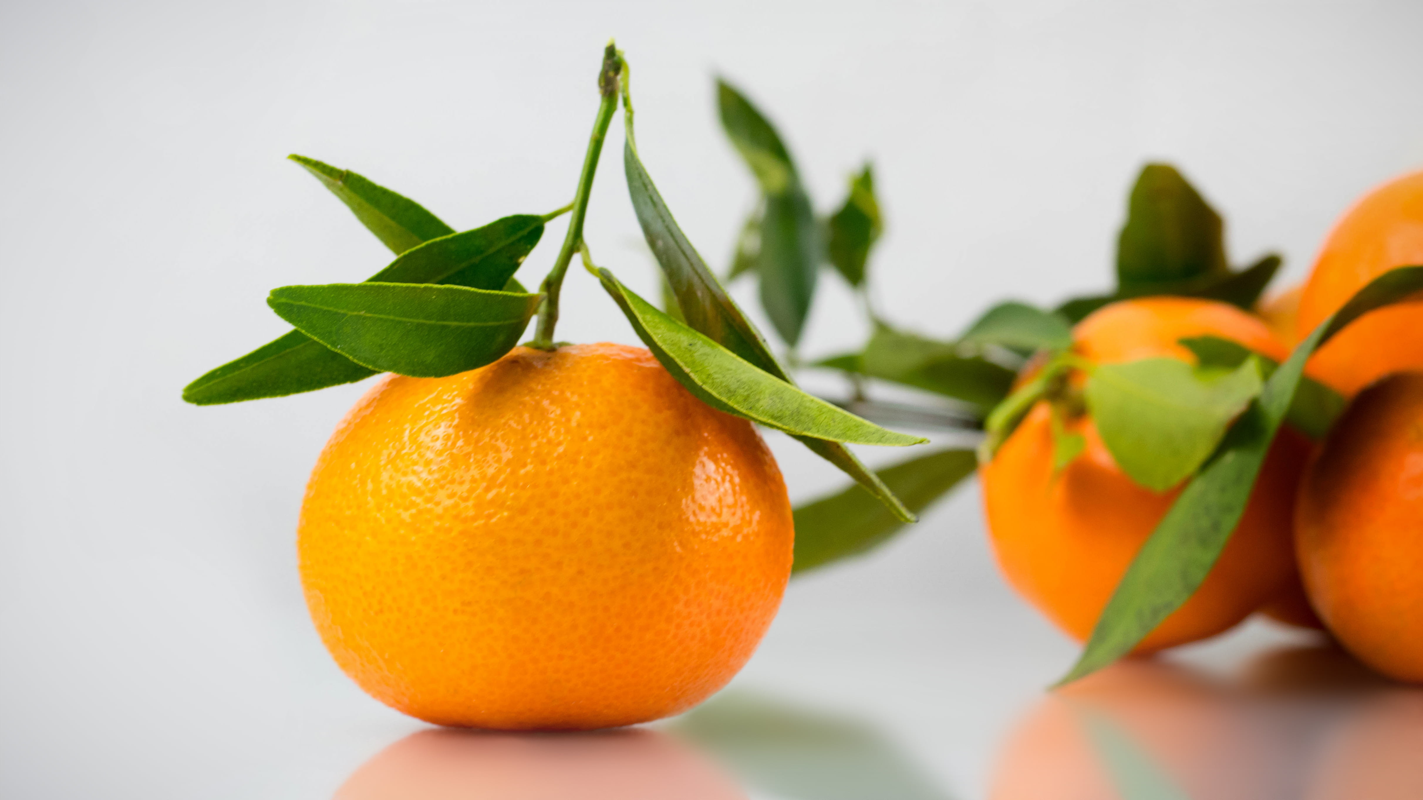 group of objects, no People, juice, tangerine, freshness, 4K, citrus Fruit, orange, small group of objects, leaves, healthy Lifestyle, plant, plant part, HD Wallpaper
