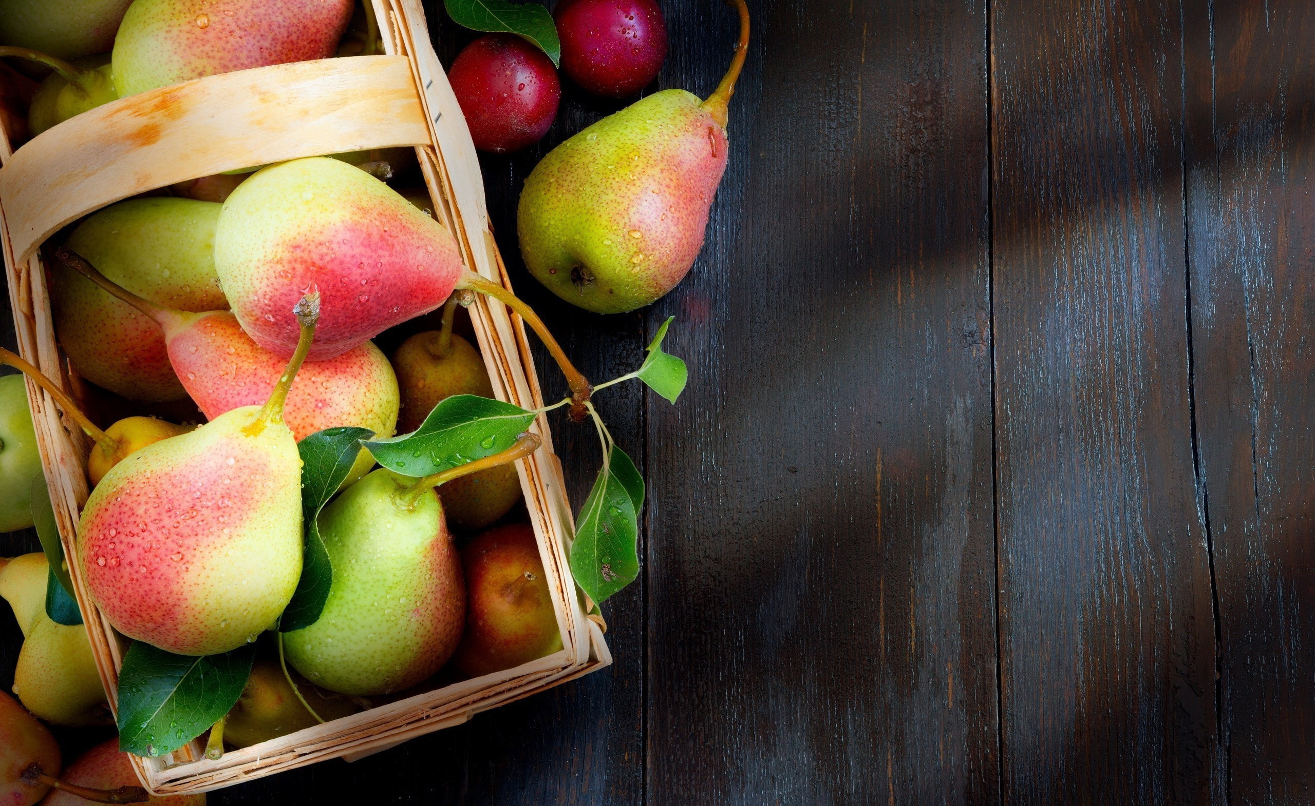 freshness, high angle view, container, ripe, 2K, apples, leaf, basket, table, fruit, wood - material, food and drink, close-up, wellbeing, food, apple - fruit, HD Wallpaper