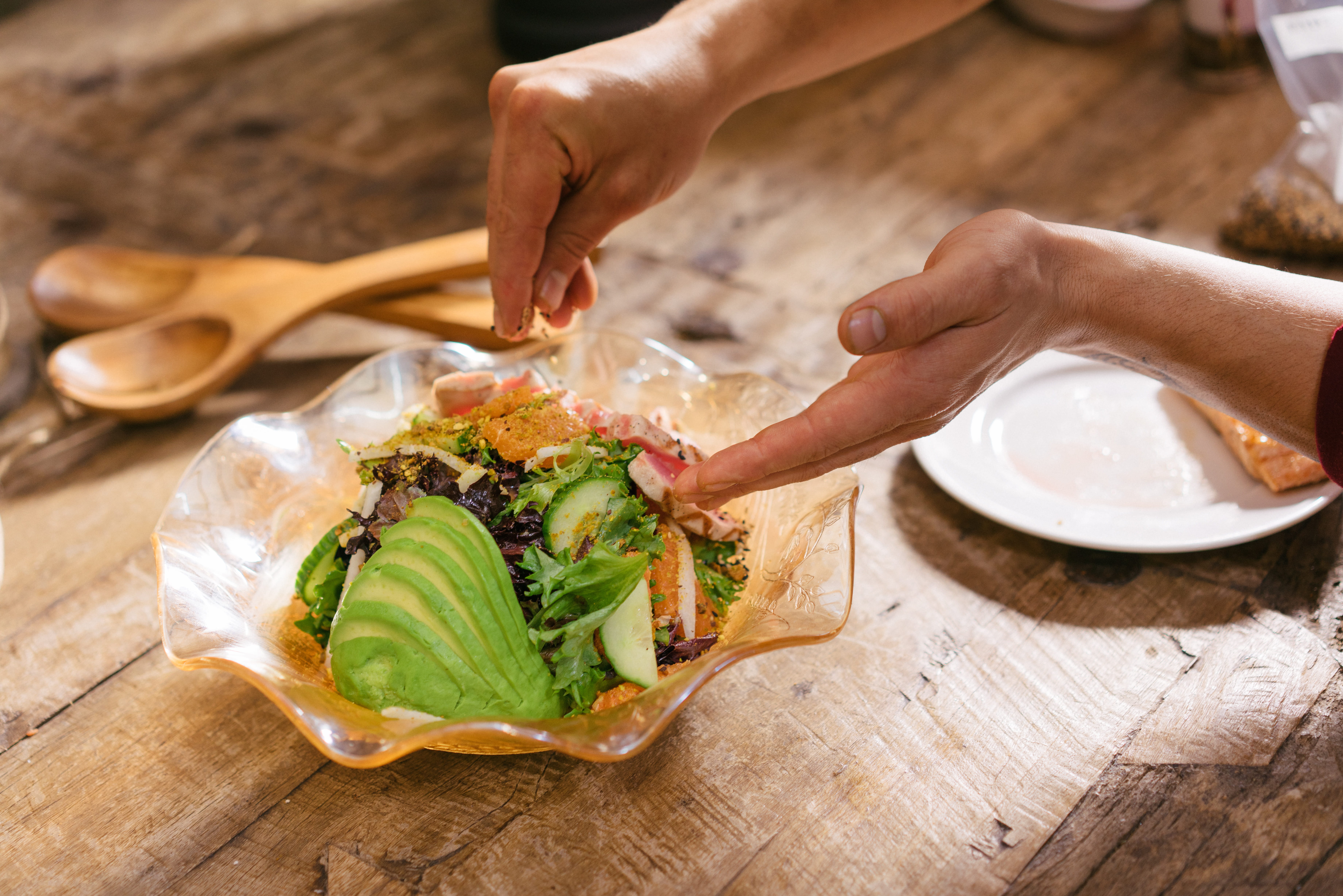 close-up, avocado, table, 5K, homemade, food And Drink, domestic Kitchen, human Hand, cook, avocado salad, wood - Material, women, lifestyles, chef, hand, HD Wallpaper