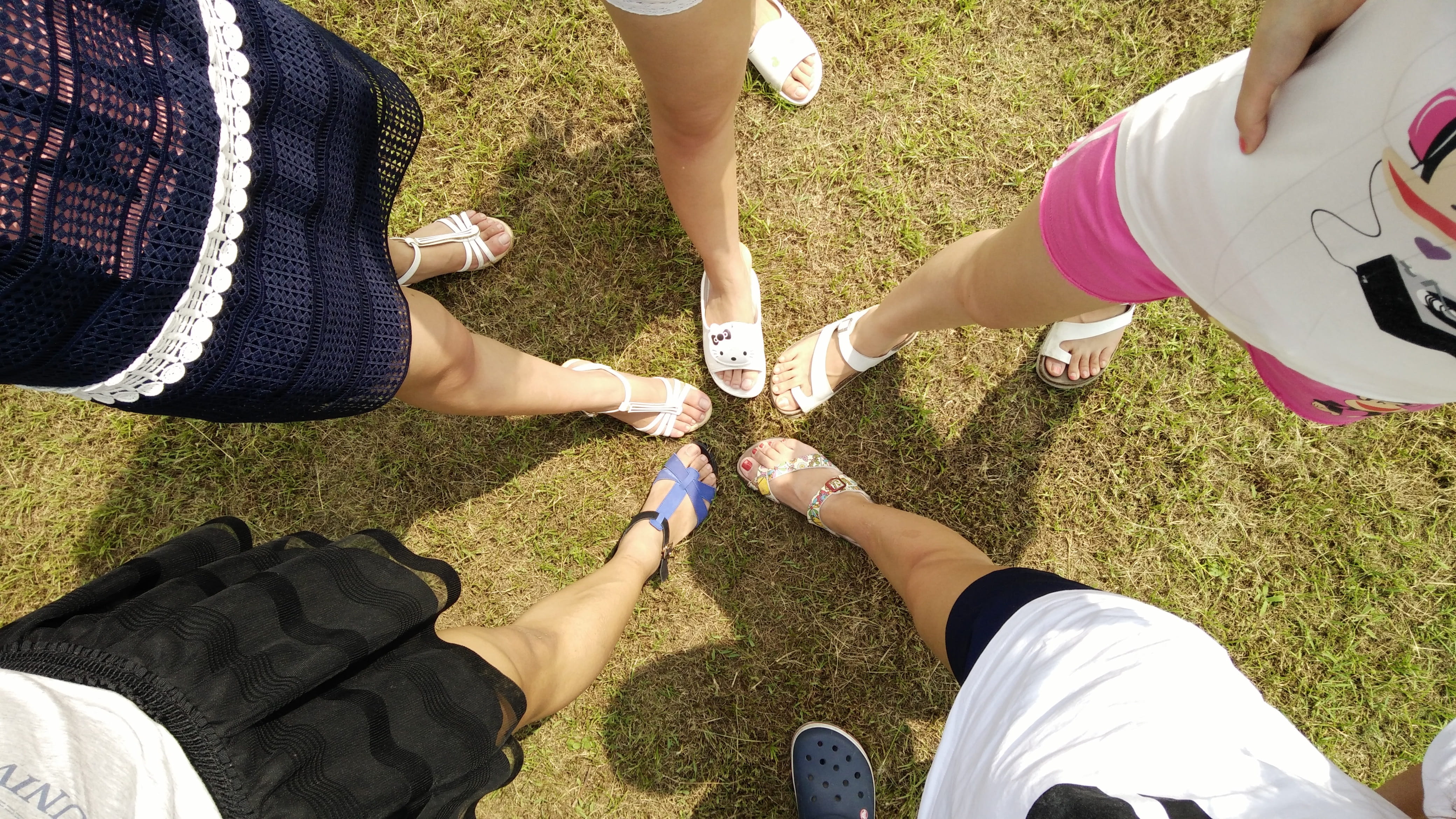 human limb, five, lifestyles, outdoors, 4K, feet, compare, low section, togetherness, males, human leg, hand, nature, friends, sandals, human body part, HD Wallpaper