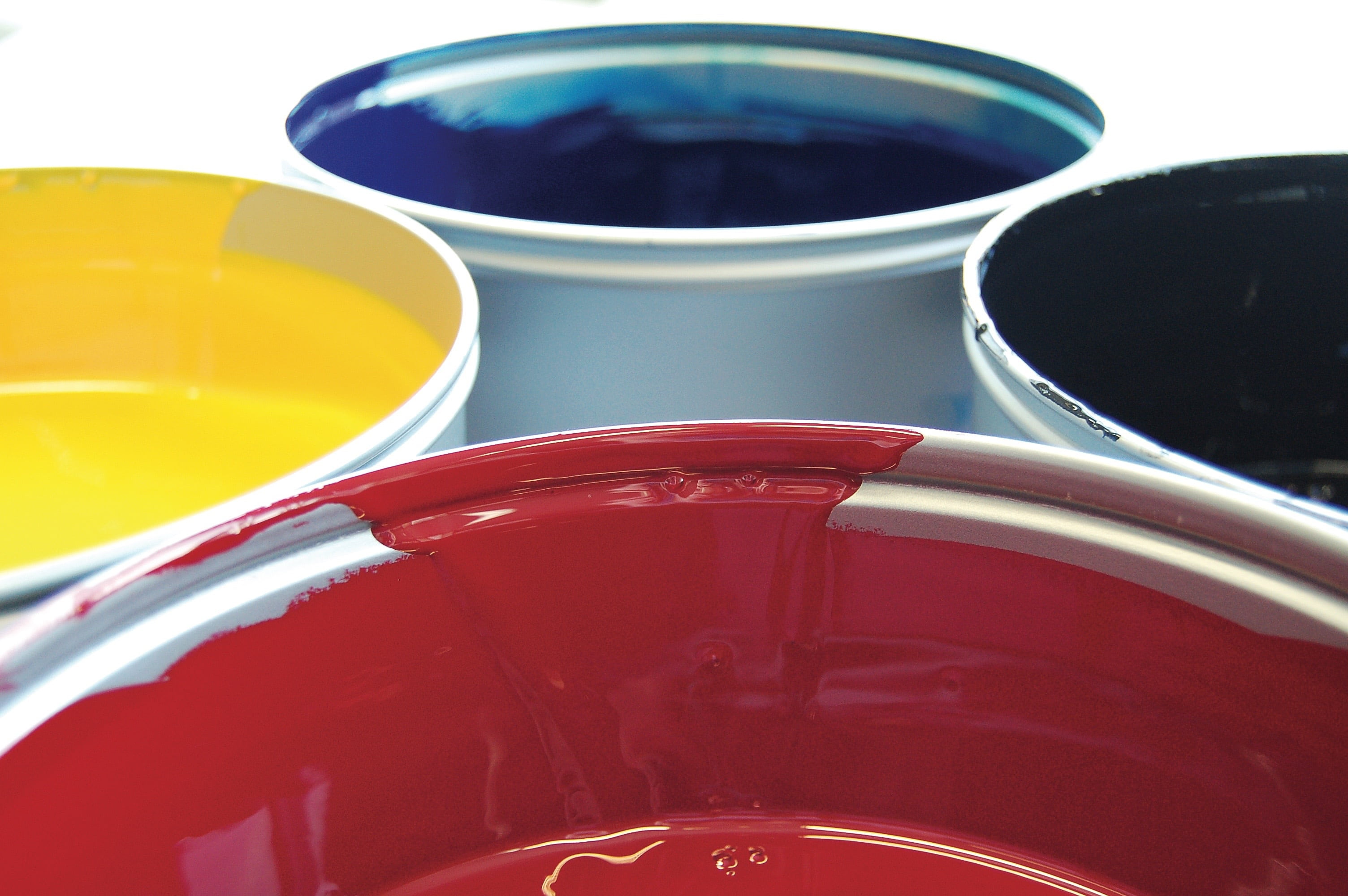 buckets, white background, group of objects, studio shot, drink, printing, no people, still life, four-color printing, yellow, blue, paint, color, assorted, HD Wallpaper