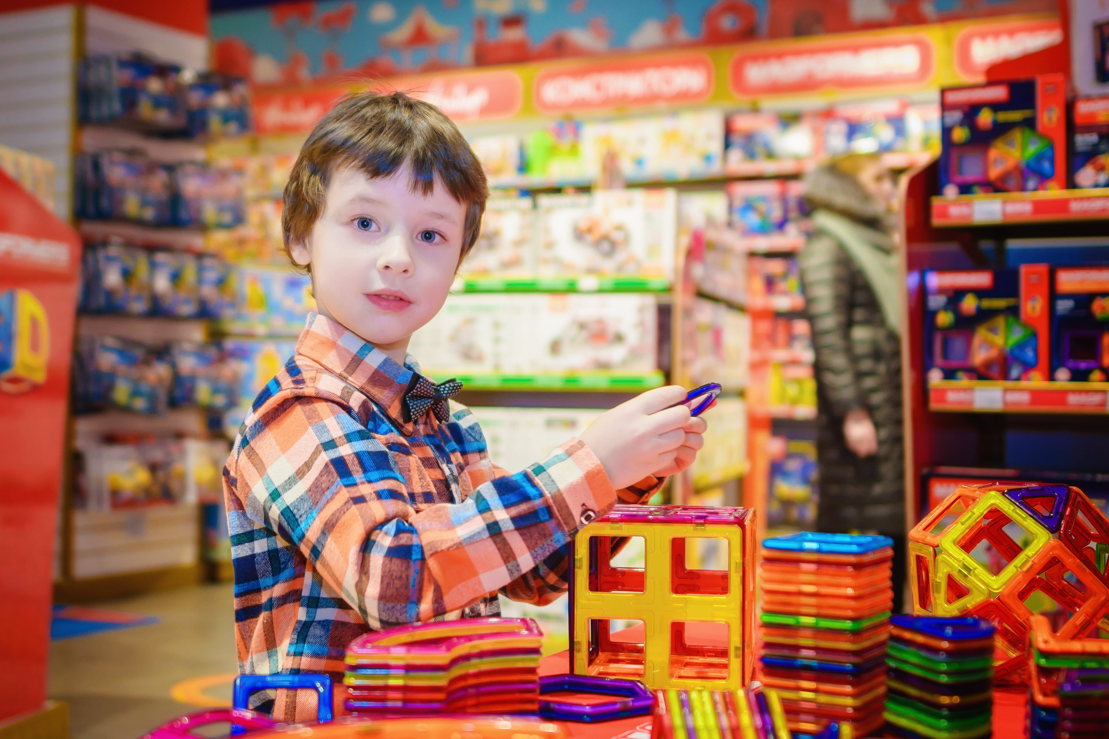 looking at camera, casual clothing, moscow, shirt, constructor, focus on foreground, males, childrens world, toy store, store, purchase, childhood, men, HD Wallpaper