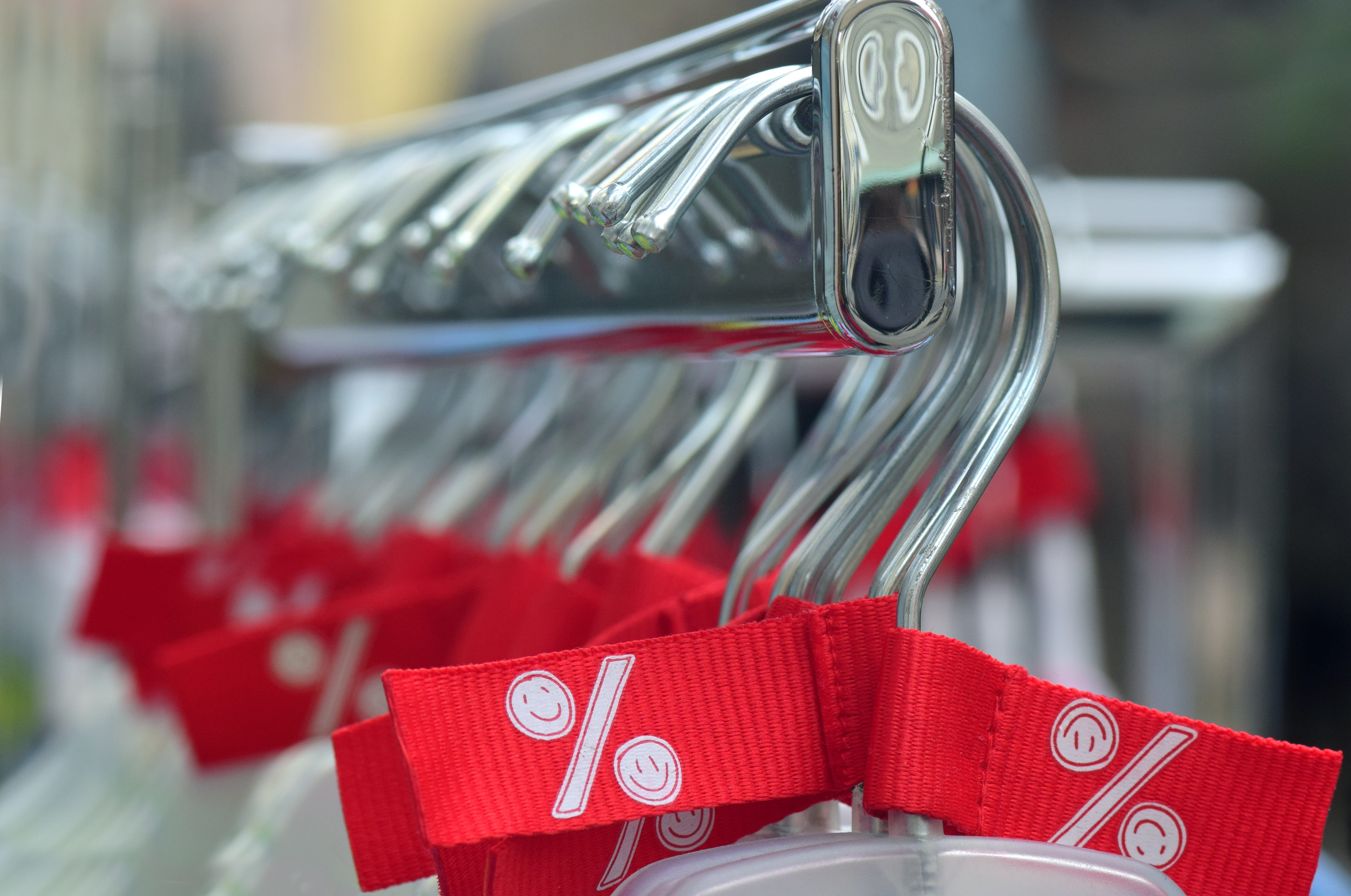 buying, photography, note, discount, final sale, safety, gift, business, consumerism, silver, trade, announcement, cheaper, advertising, red, retail, bag, HD Wallpaper