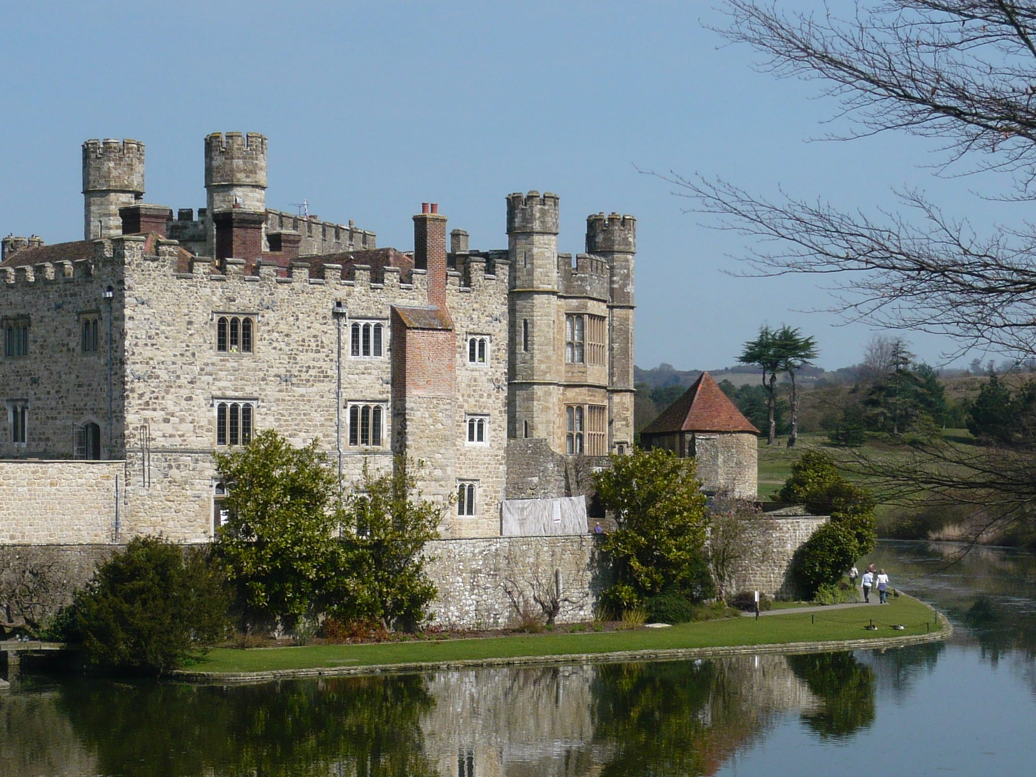 residential district, Uk, lake, day, reflection, 1080P, built structure, water, waterfront, the past, tree, clear sky, Castle, architecture, building, HD Wallpaper
