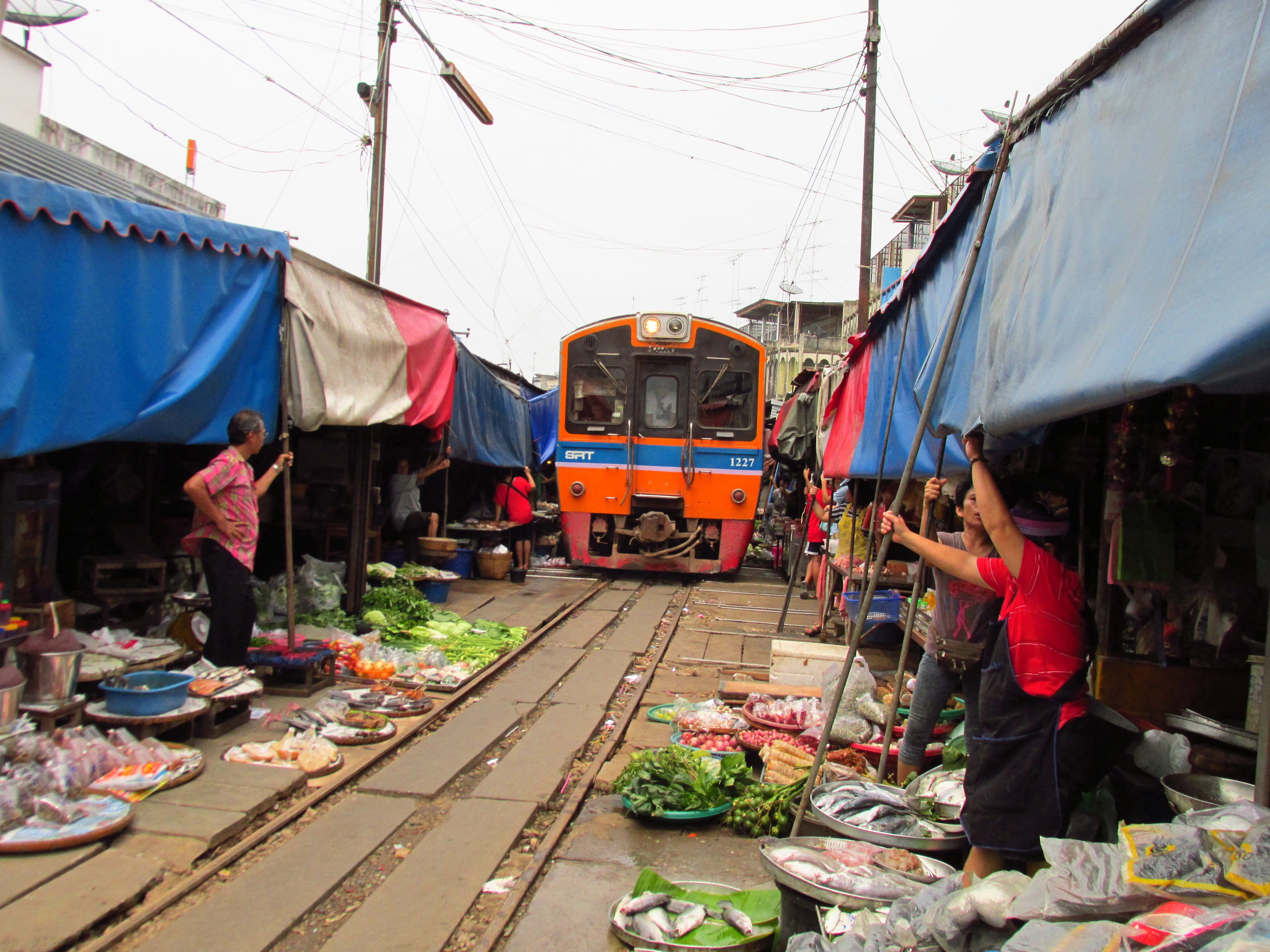 river, Mae Klong River, standing, adults only, day, small business, market stall, klong, buying, asia, adult, 4K, retail, real people, Railway, train, HD Wallpaper