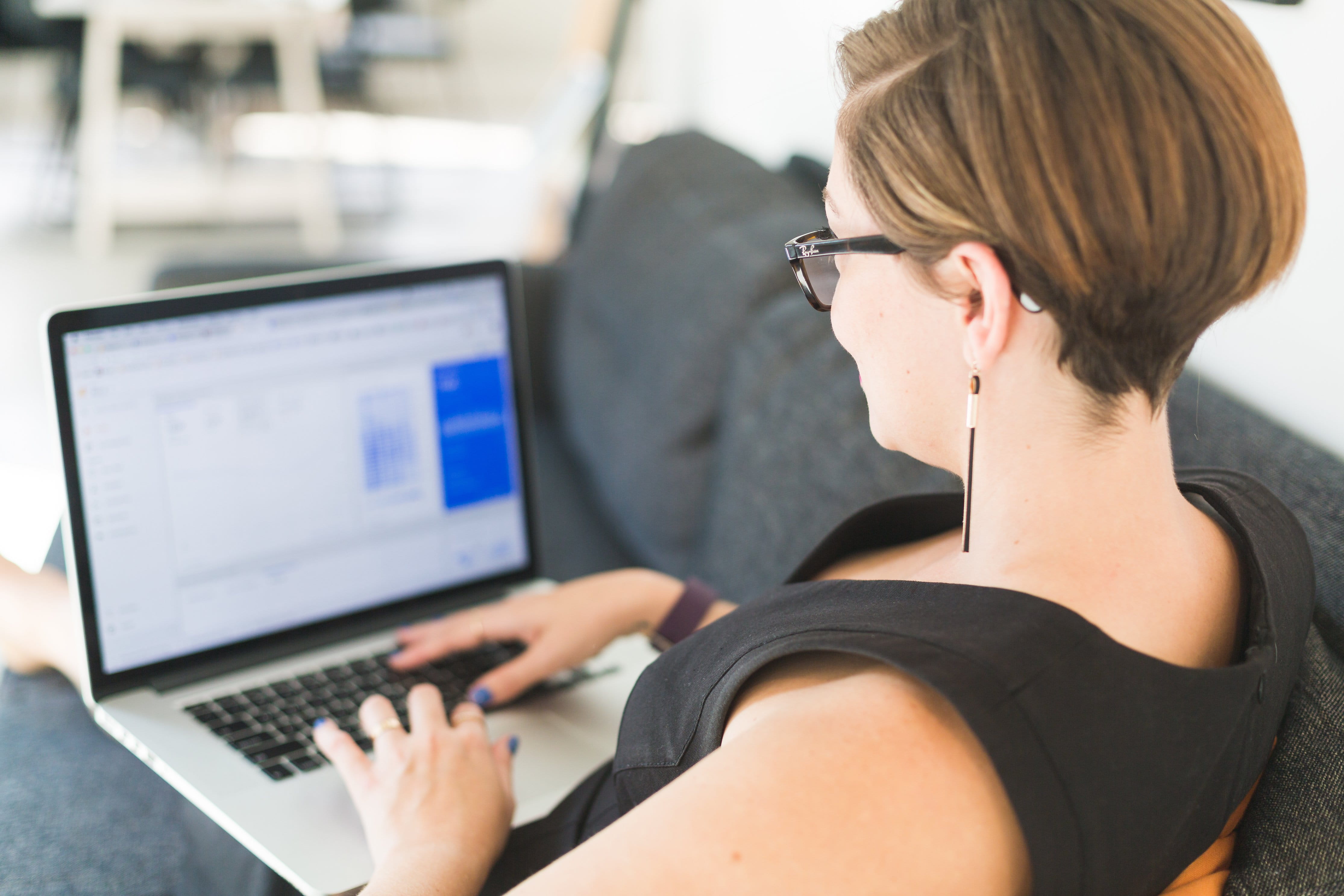 sofa, adult, internet, Business woman, communication, connection, Office, indoors, Women, convenience, using laptop, sitting, computer network, photo, Business, HD Wallpaper