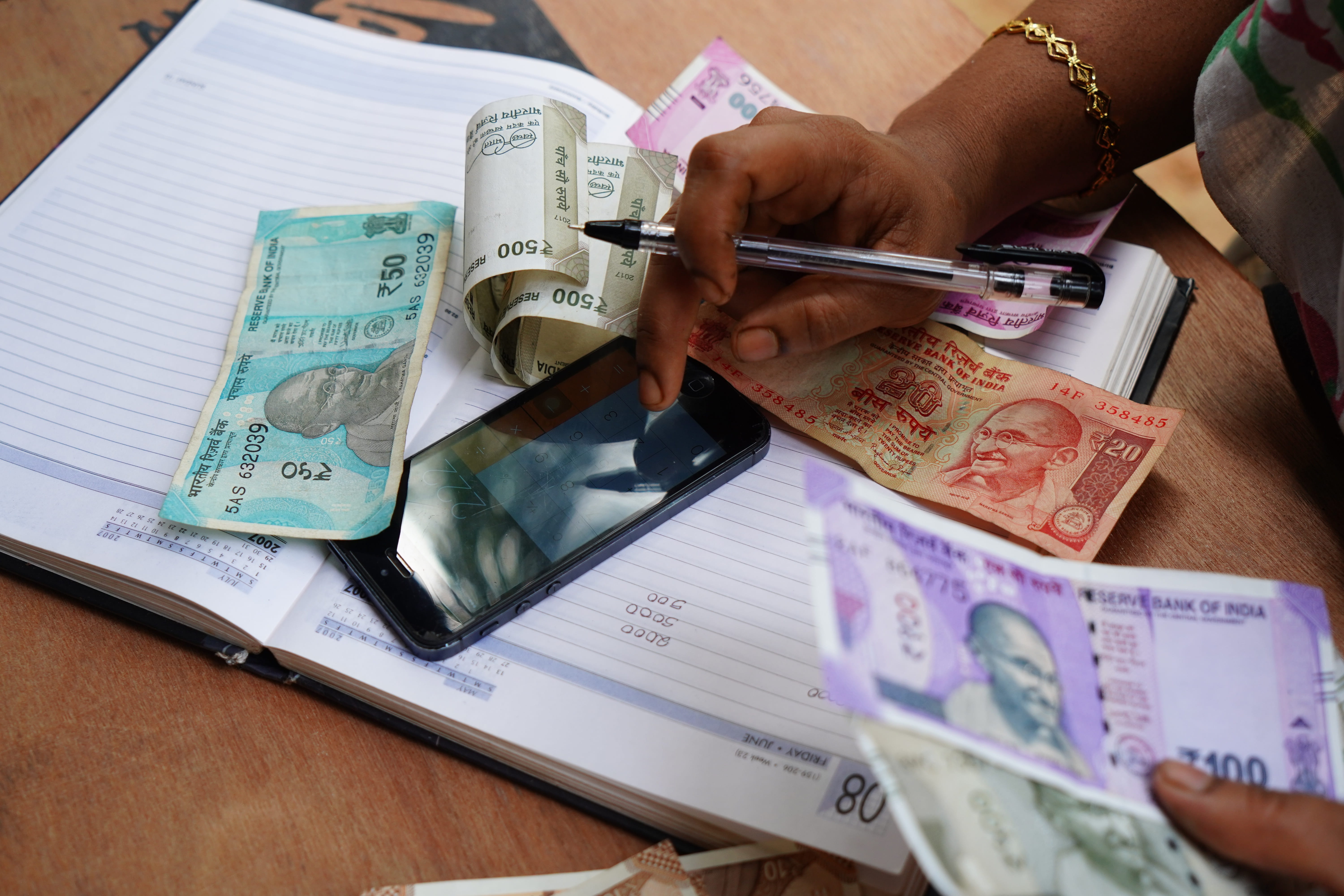 paper currency, people, contract, entrepreneur, india, close-up, delhi, holding, real people, business, global business, occupation, one person, indian currency, HD Wallpaper