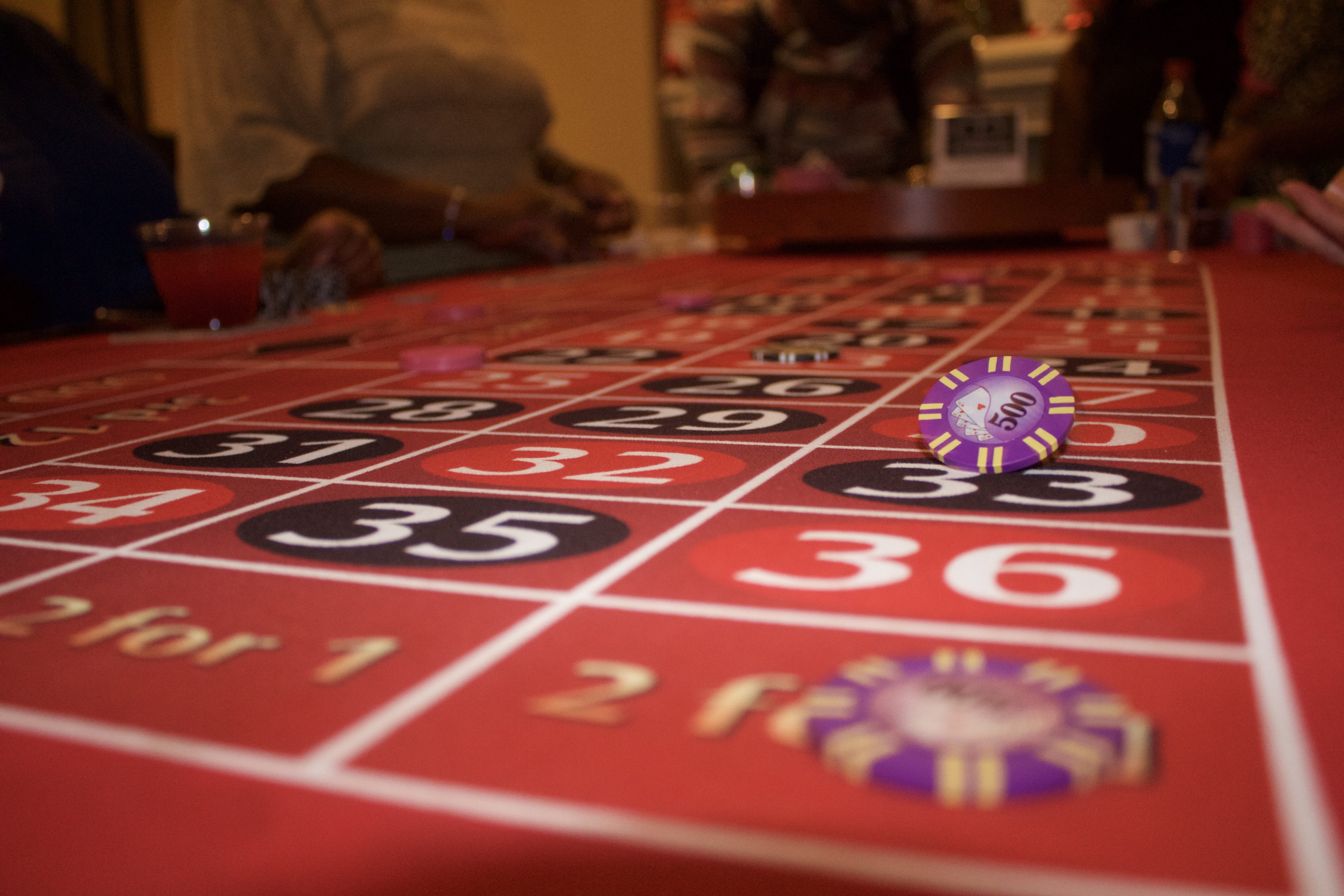 incidental people, vegas, indoors, focus on foreground, 5K, chance, risk, opportunity, close-up, people, bets, poker, blackjack, number, betting, roulette, HD Wallpaper