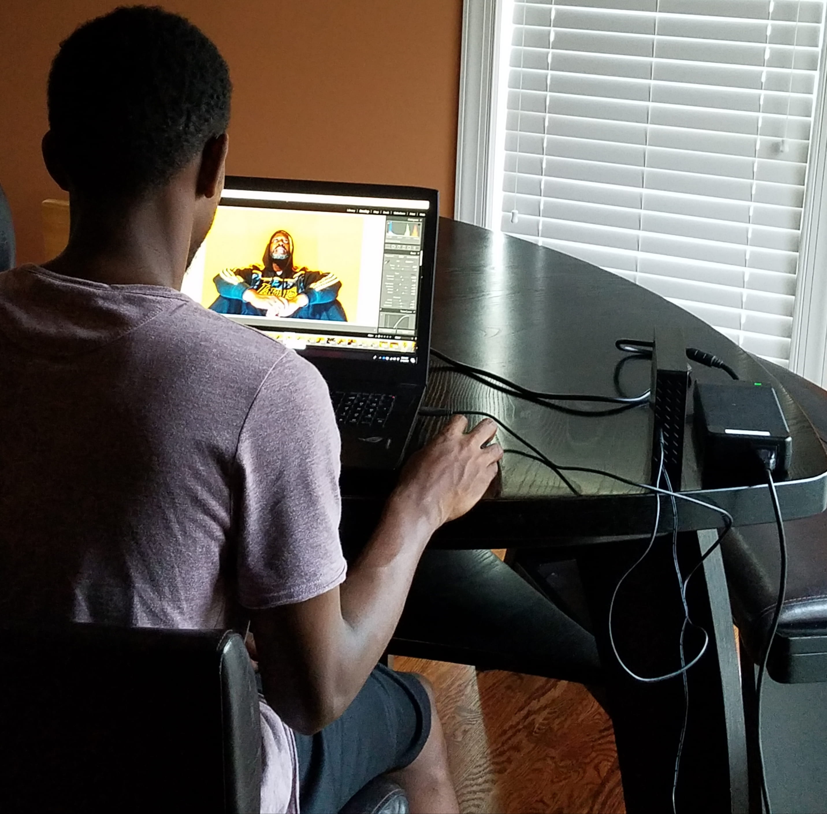 editing, men, portrait, table, computer, tecnology, wireless technology, computer monitor, photographer, desk, computer equipment, editor, occupation, technology, HD Wallpaper