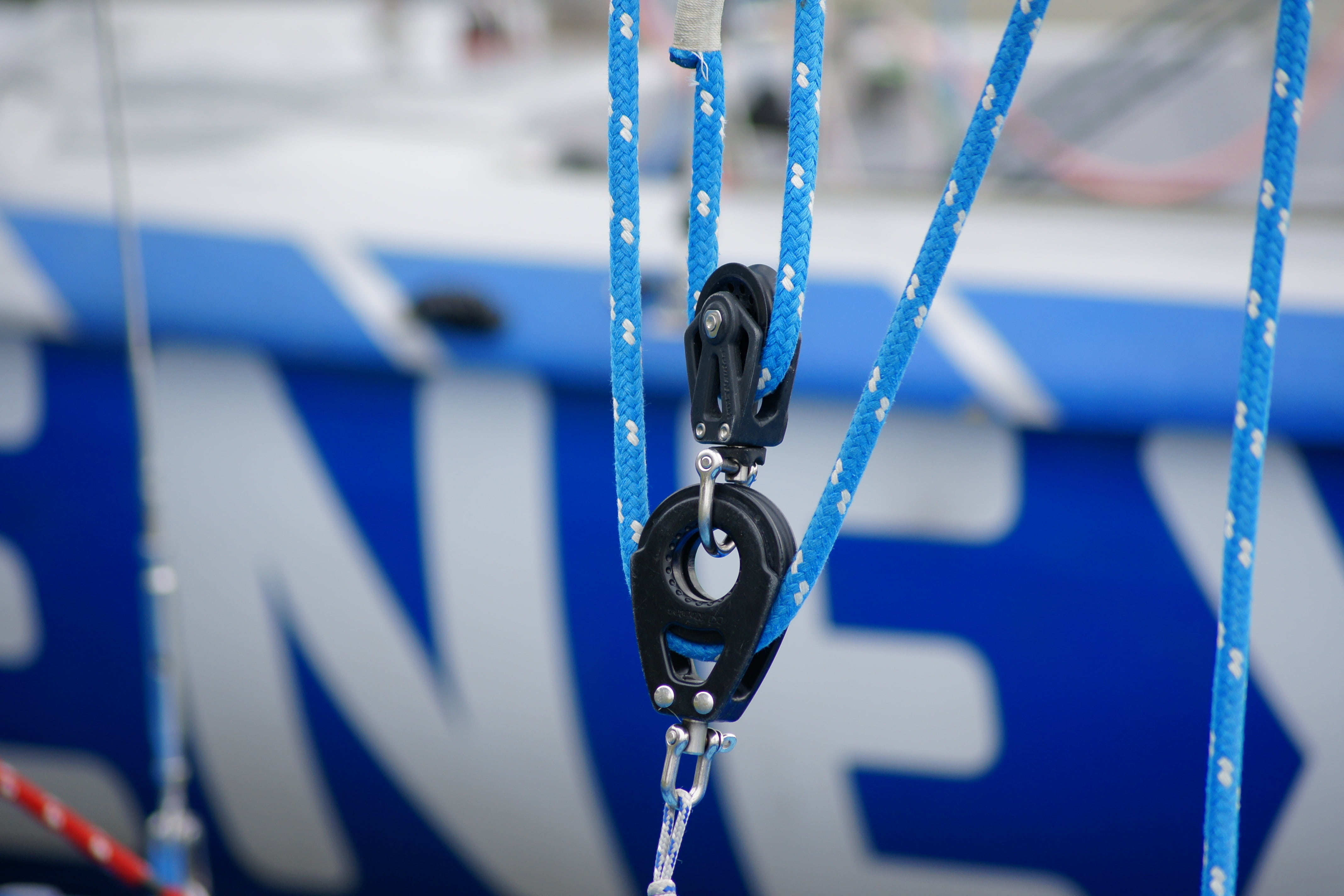 4K, outdoors, metal, sailboat, yacht, blue, day, cable Winch, close-up, water, shiny, focus on foreground, blocks, sailing, connection, no people, yachts, HD Wallpaper