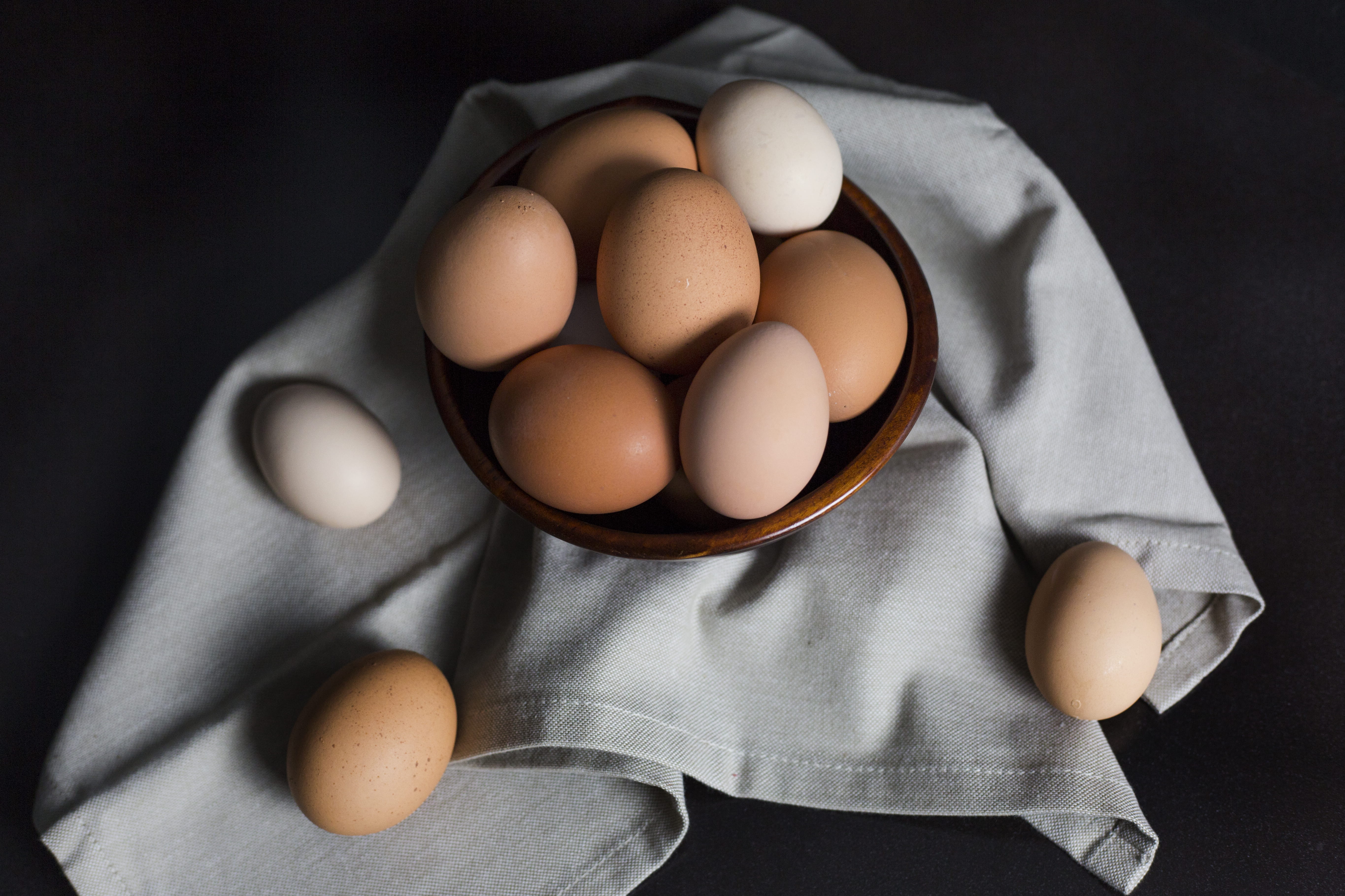 raw Food, egg carton, Farm, ingredient, brown, group of objects, food And Drink, healthy Eating, organic, egg, napkin, bowl, dark, directly above, food, HD Wallpaper