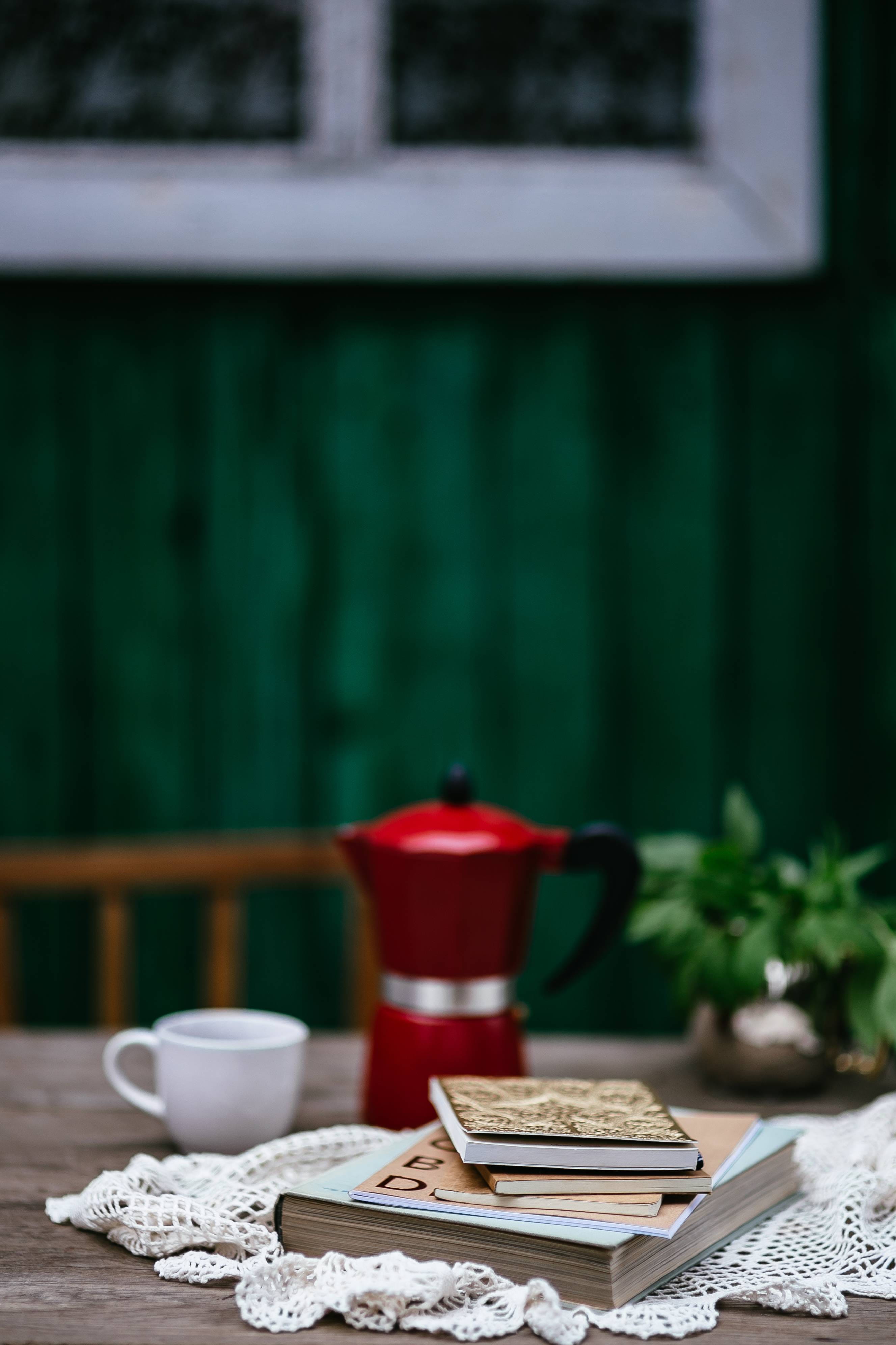 crockery, focus on foreground, no people, red, refreshment, tea, food and drink, organizers, 4K, journals, cafe, notepad, coffee - Drink, diary, maker, Phone HD Wallpaper
