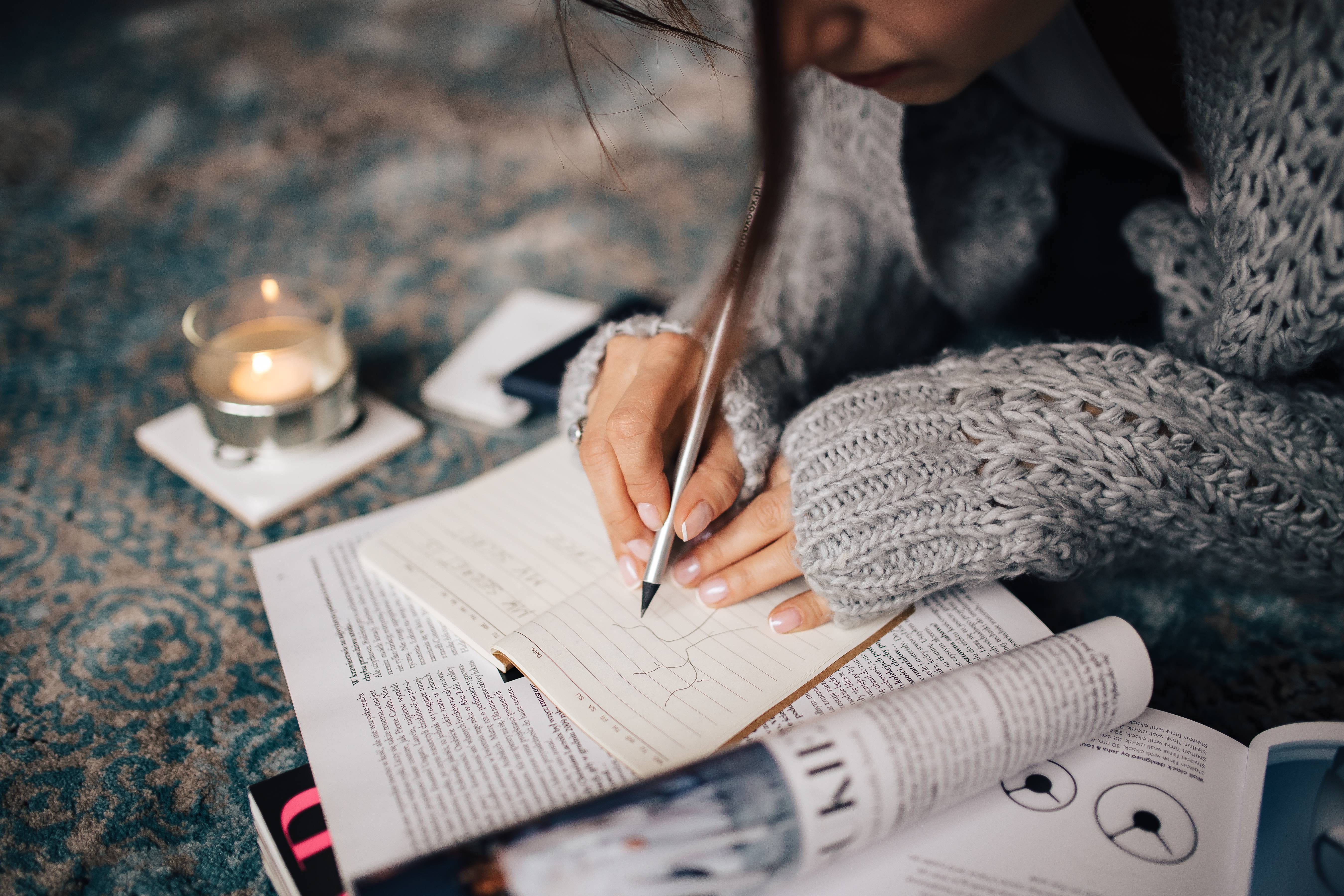 one woman only, indoors, selective focus, sweater, notes, pen, women, females, only women, human body part, close-up, midsection, caucasian Ethnicity, Woman, HD Wallpaper