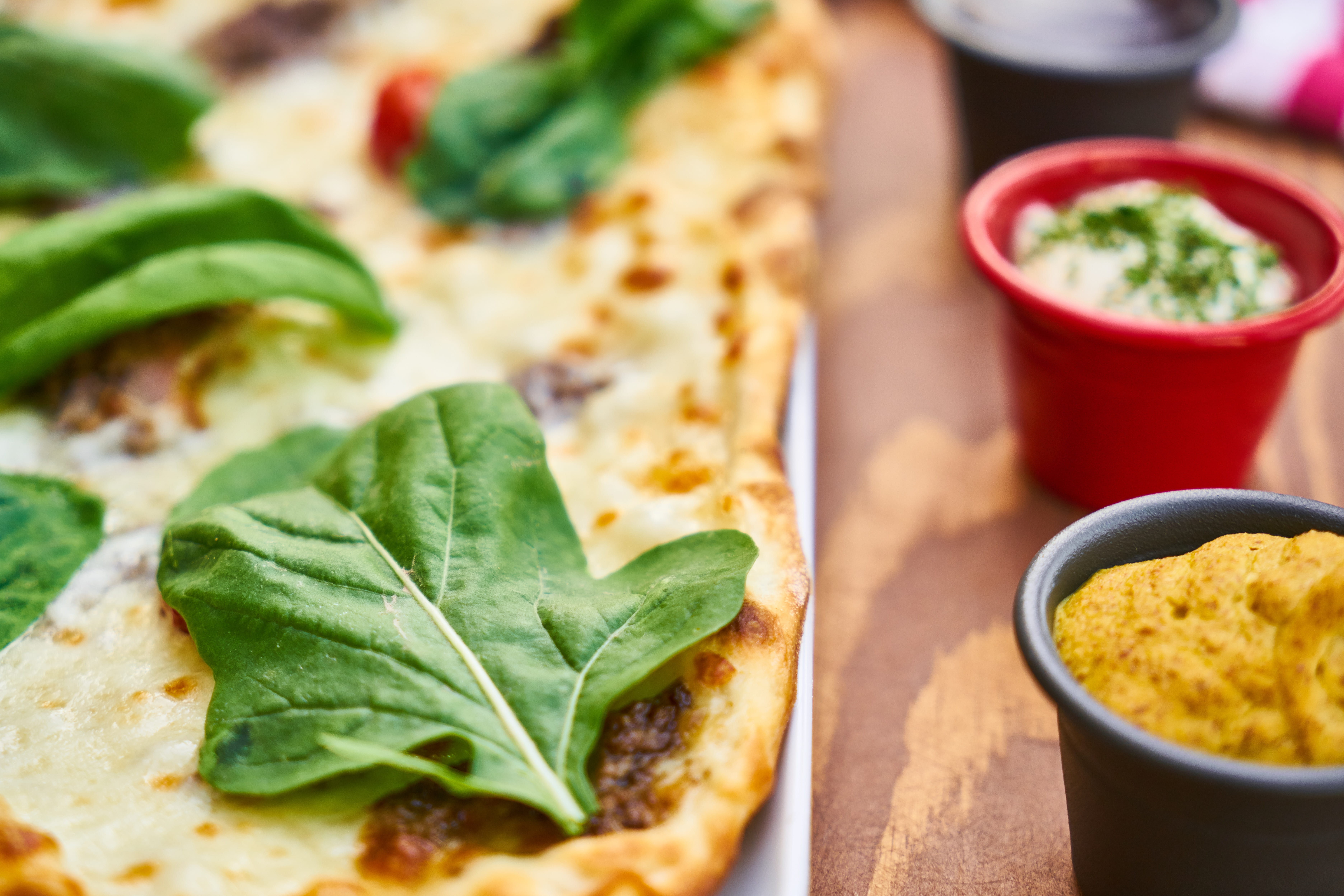 selective focus, no people, plate, 5K, indoors, macro, vegetarian food, table, freshness, green, healthy eating, nobody, pizza, kitchen, ready-to-eat, HD Wallpaper