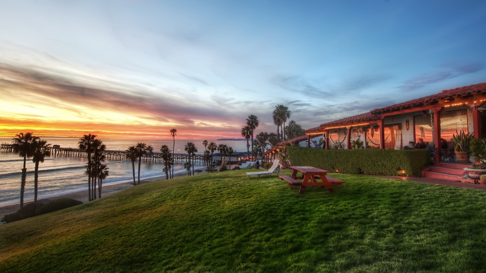 wooden, beach, table, Beachcomber Inn, outdoors, California, picnic, architecture, plant, red, pets, land, tree, sky, domestic animals, 1080P, USA, incidental people, HD Wallpaper