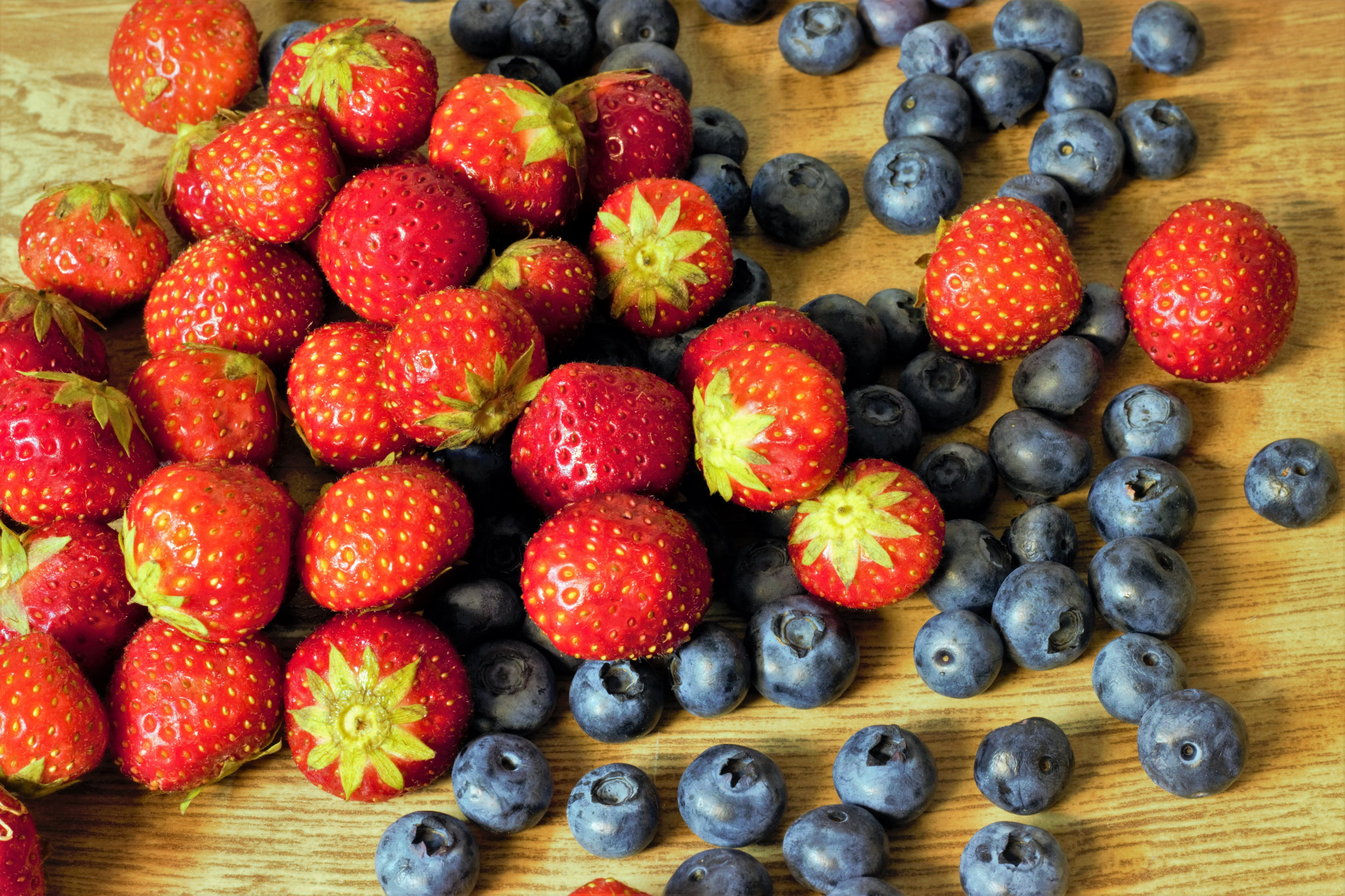 ripe, organic, surface, taste, strawberry, plant, directly, strawberries, freshness, food, still life, up, nature, berry, garden, harvest, wood, 5K, fruity, HD Wallpaper
