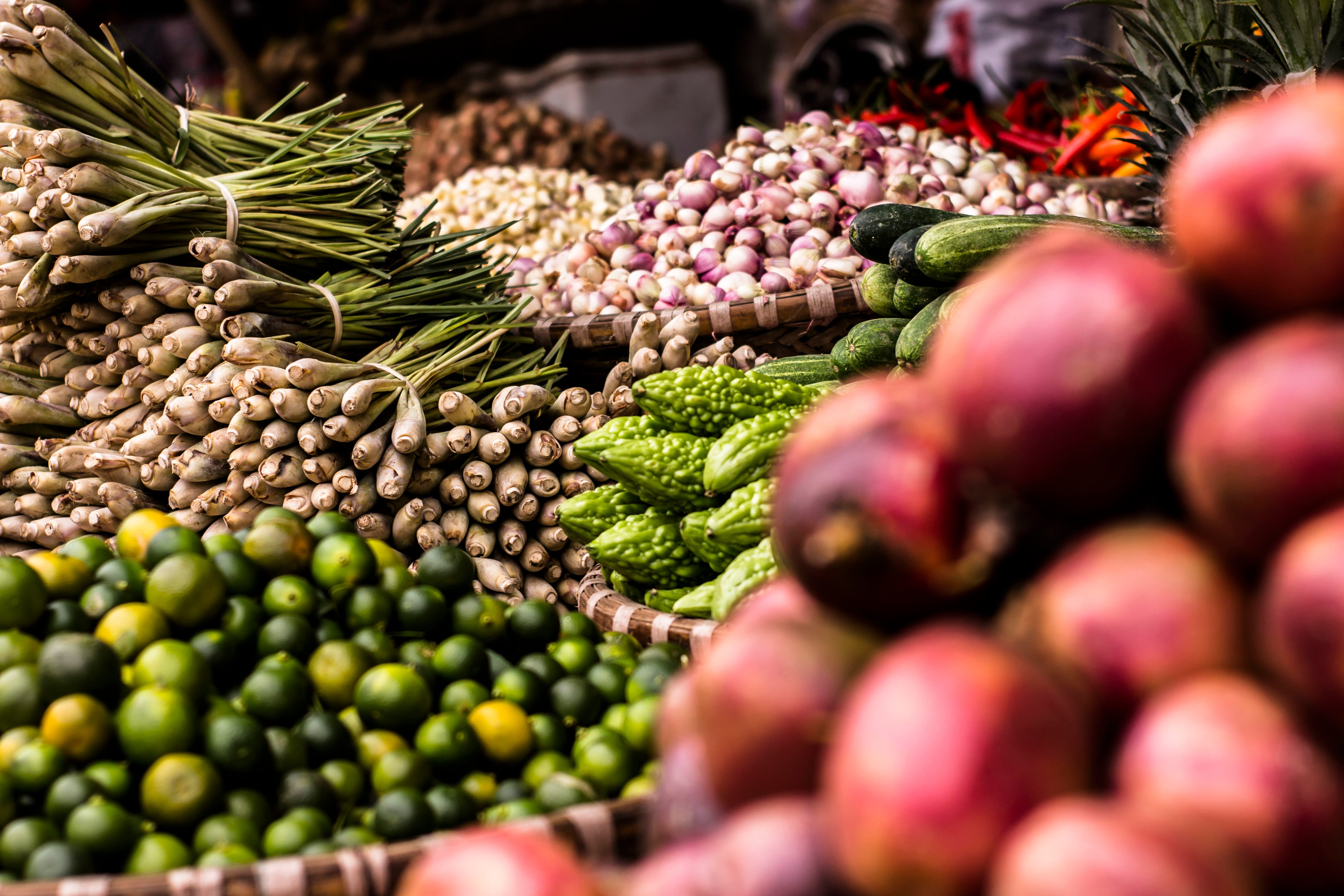 onion, onions, vegetable market, selective focus, vegetables, freshness, outdoors, abundance, groceries, variation, street market, large group of objects, HD Wallpaper