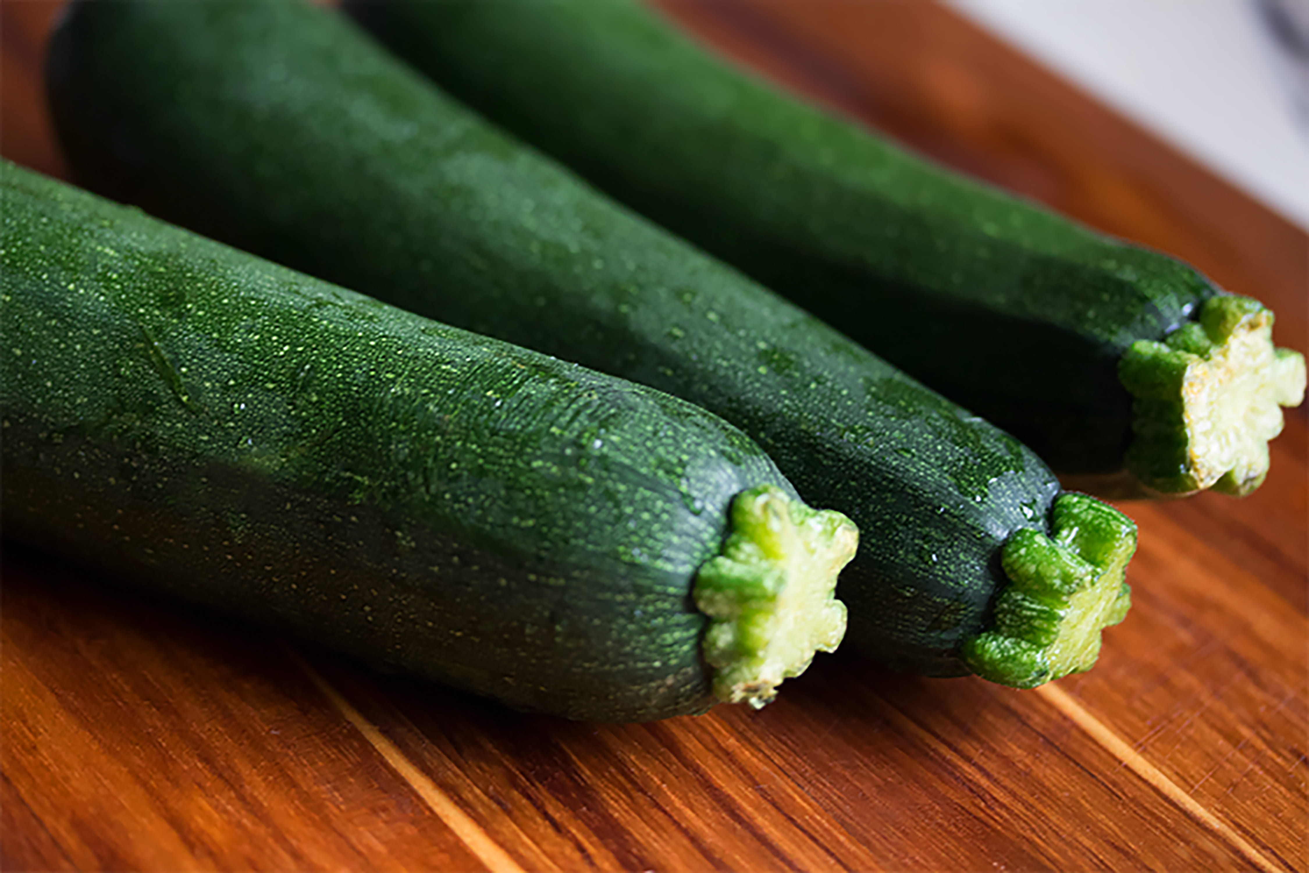 wooden, green, group of objects, no people, freshness, zuchini, 4K, green color, cucumber, fresh, close-up, group, organic, vegetables, ingredients, wellbeing, HD Wallpaper