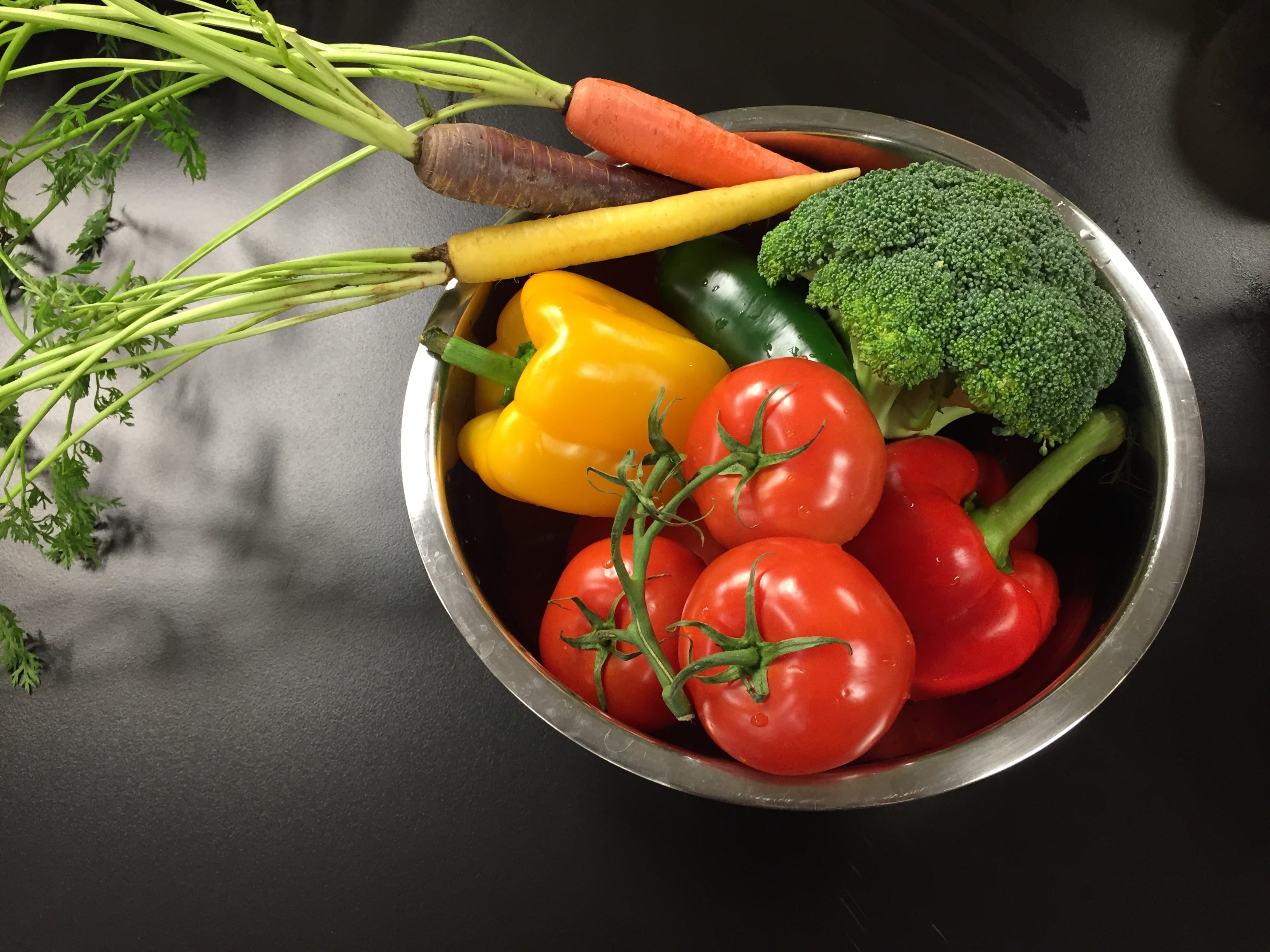 vegetables, organic, washing, choice, bowl, metal, variety, ingredient, nutrition, red, gray, wellbeing, healthy eating, pepper, fresh, food and drink, HD Wallpaper