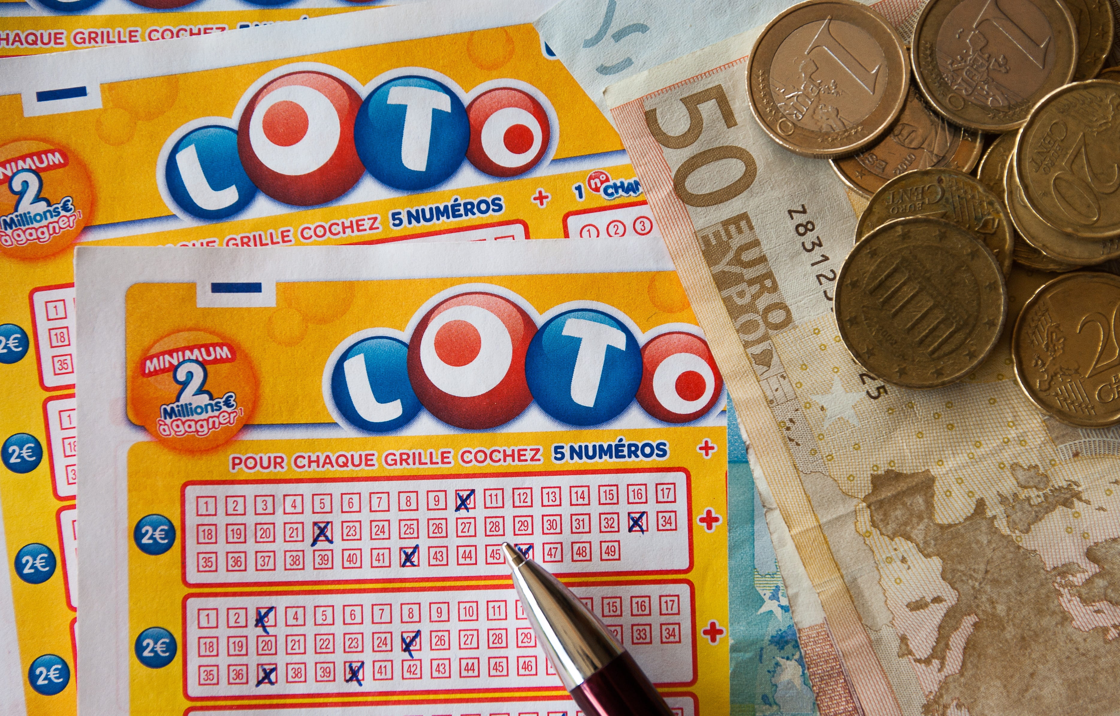 economy, business, text, technology, finance, coin, games, no people, studio shot, random, lotto, exchange rate, lottery winner, wealth, paper currency, HD Wallpaper