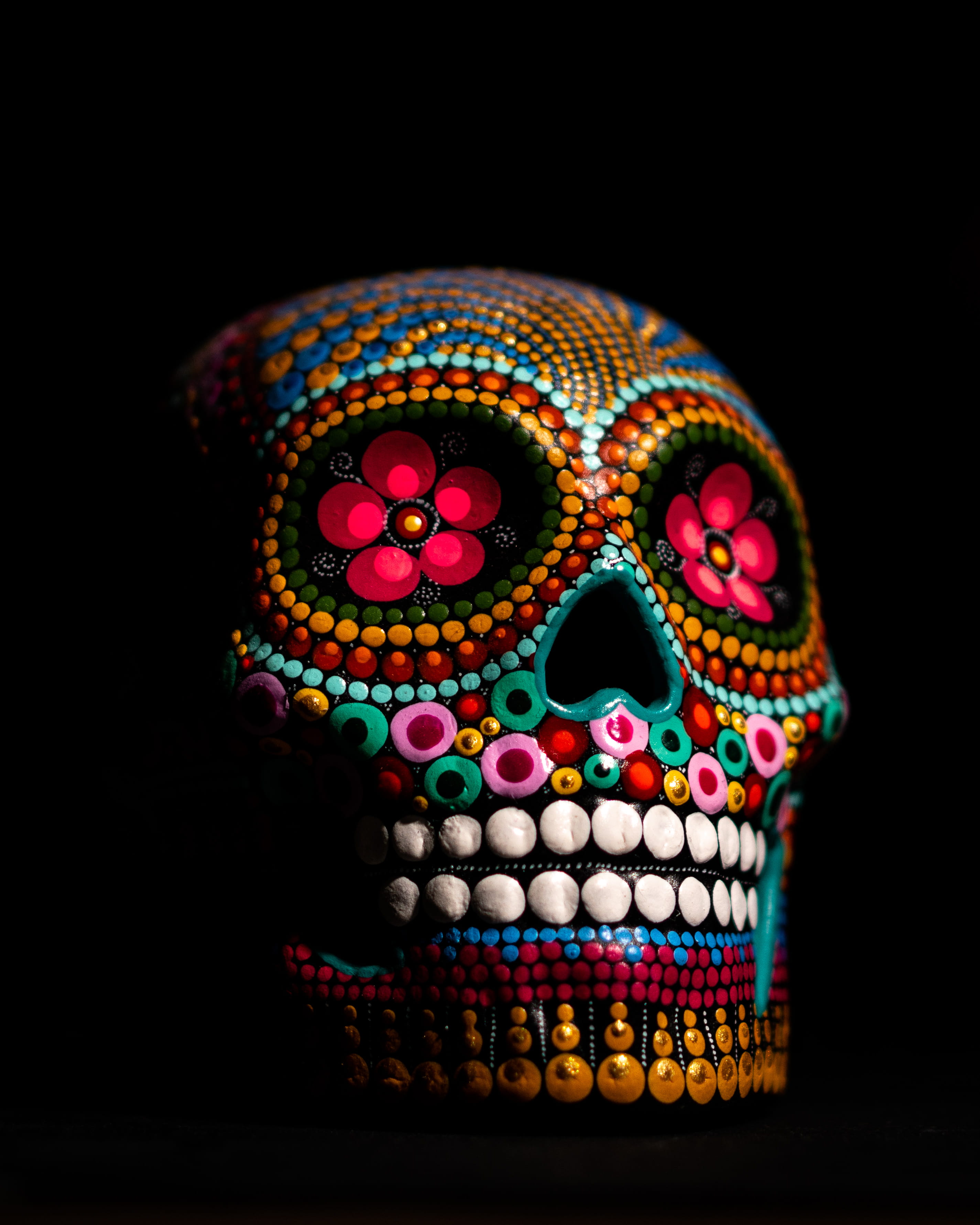 multicolored, indoors, bright, multi colored, single object, art and craft, representation, 2K, creativity, celebration, skull, craft, gold, studio shot, Phone HD Wallpaper