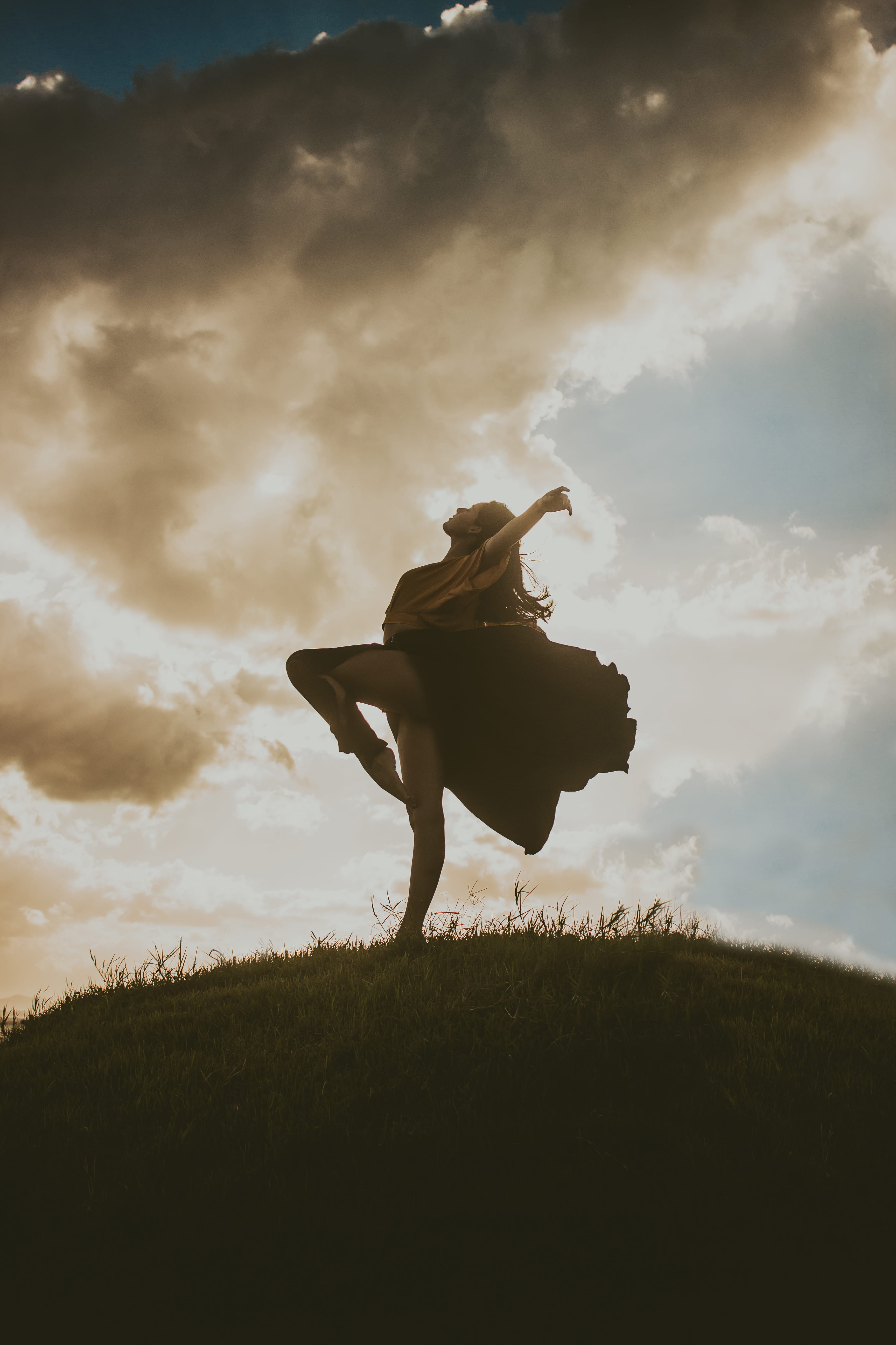 lifestyles, action, full length, women, dusk, pose, dawn, one person, motion, recreation, day, leisure activity, 5K, black, travel, outdoors, art, skirt, Phone HD Wallpaper
