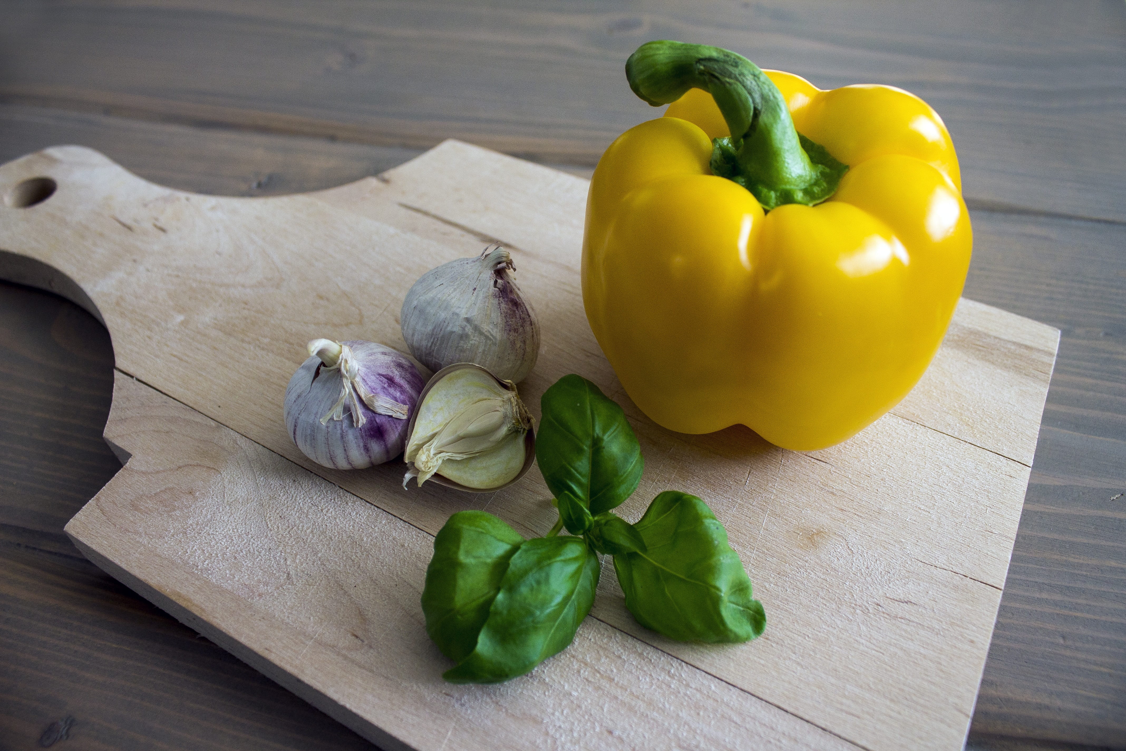 paprika, organic, dishes, wood - Material, green, ingredient, fresh, table, close-up, cutting Board, italy, taste, pepper - Vegetable, fruit, cooking, still life, HD Wallpaper